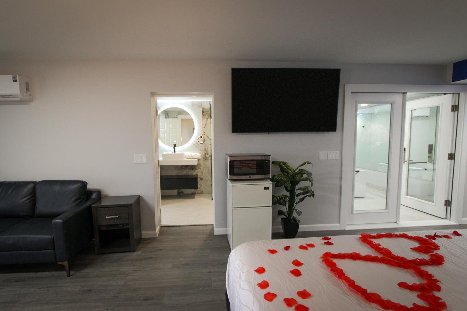 Honeymoon Suite w/ Jetted Tub, Non-Smoking - Photo 10