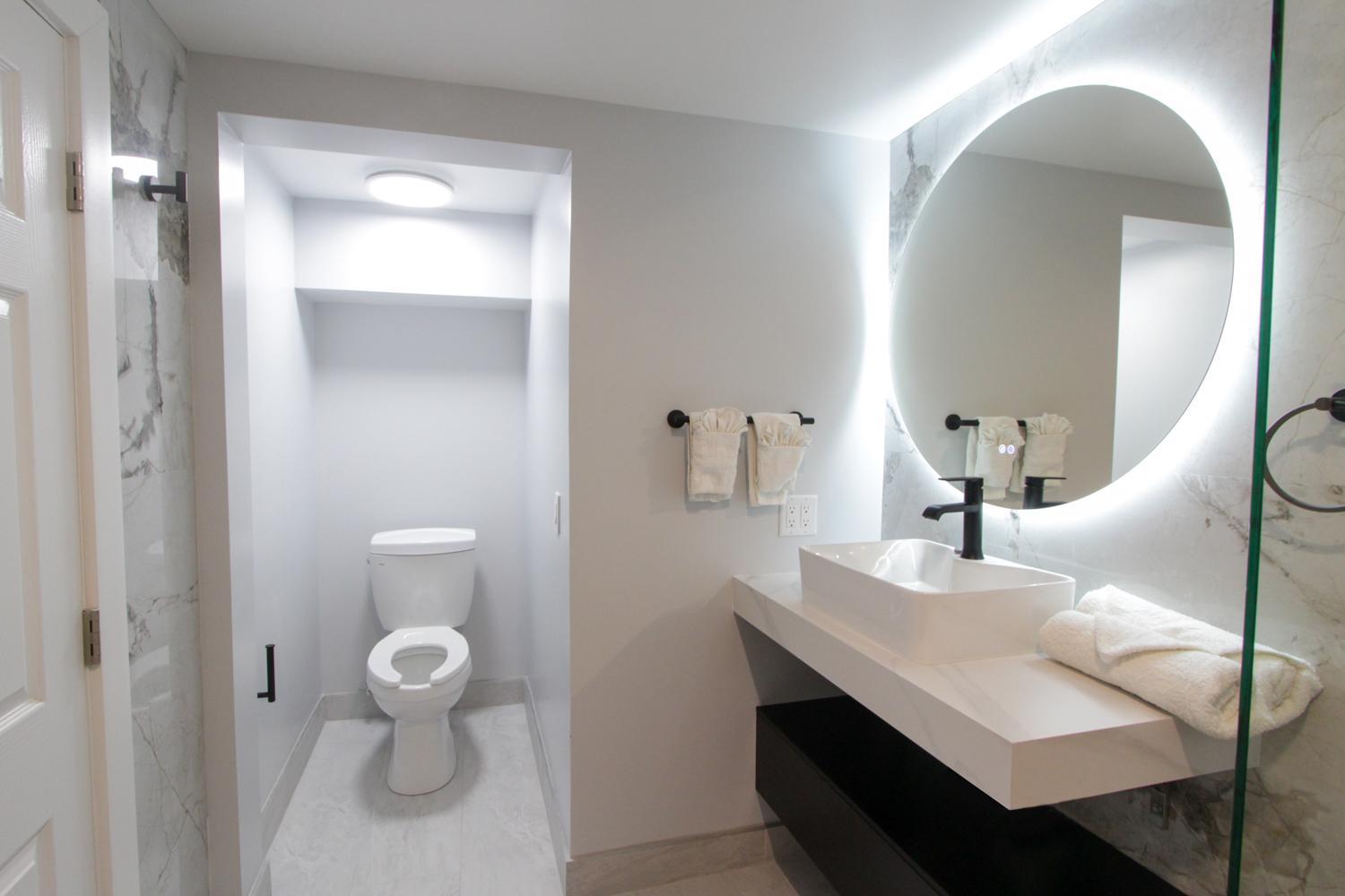 Honeymoon Suite w/ Jetted Tub, Non-Smoking - Photo 12