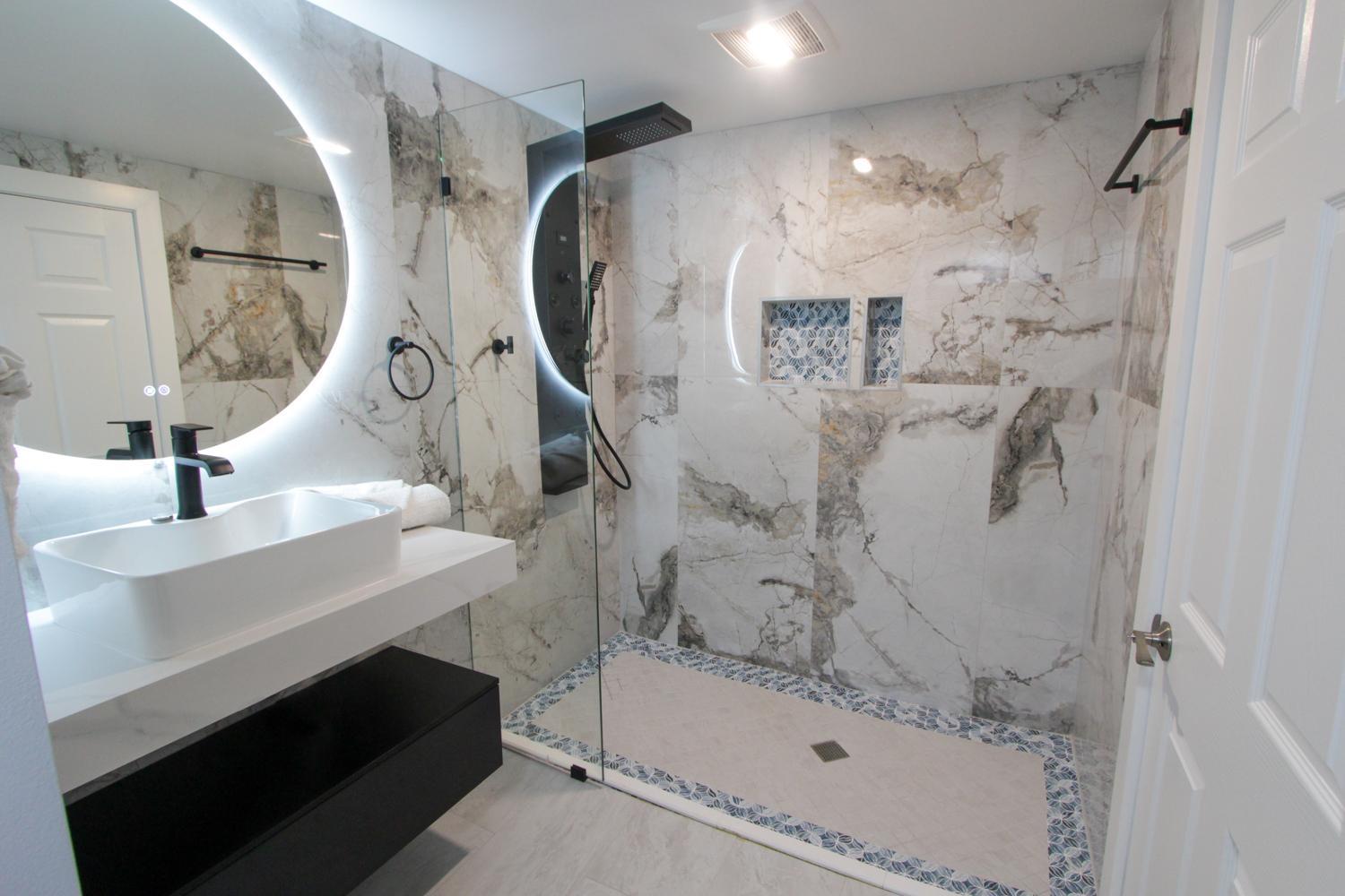 Honeymoon Suite w/ Jetted Tub, Non-Smoking - Photo 13