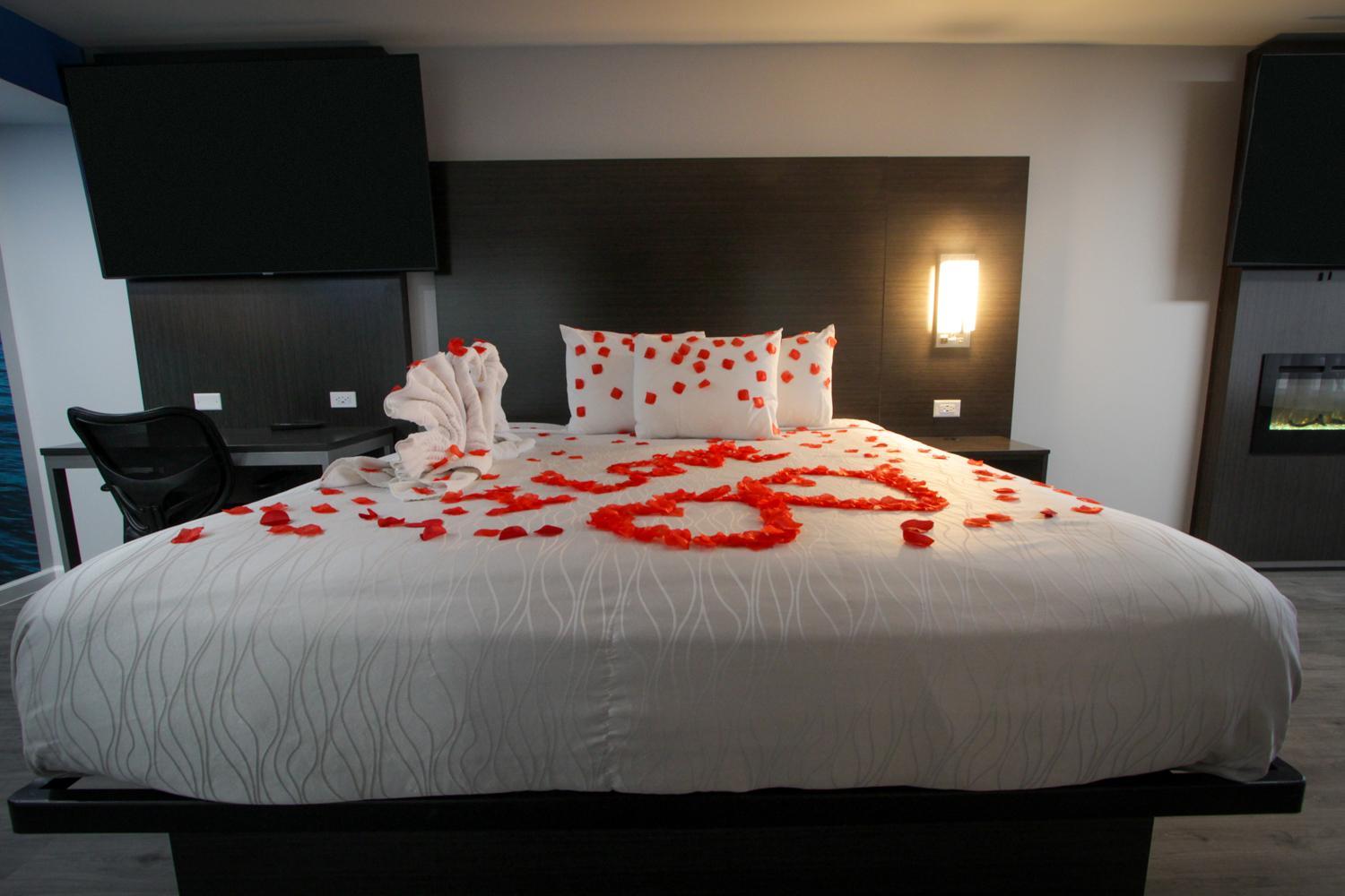 Honeymoon Suite w/ Jetted Tub, Non-Smoking - Photo 14