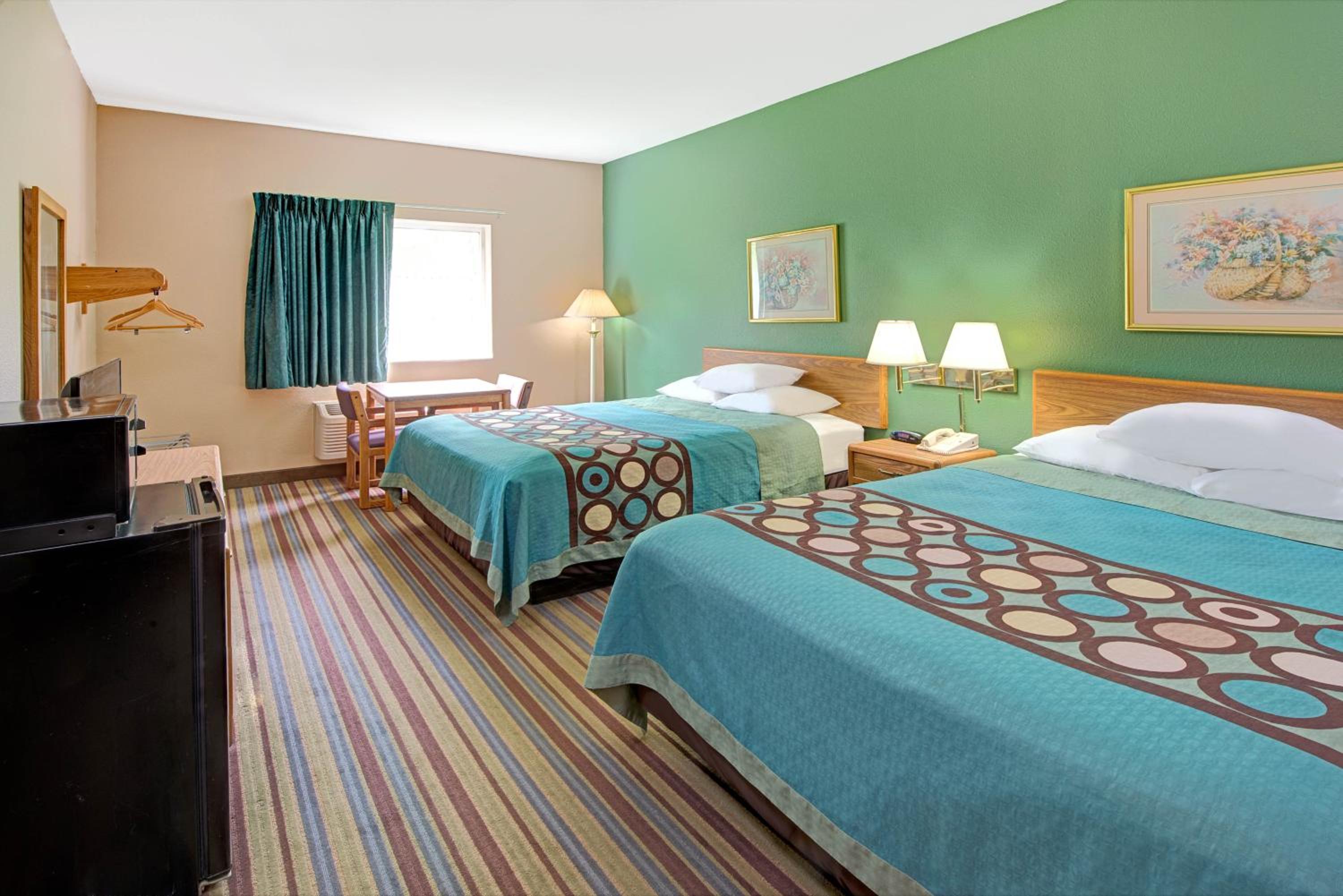 Queen Room with Two Queen Beds - Non-Smoking - Photo 3