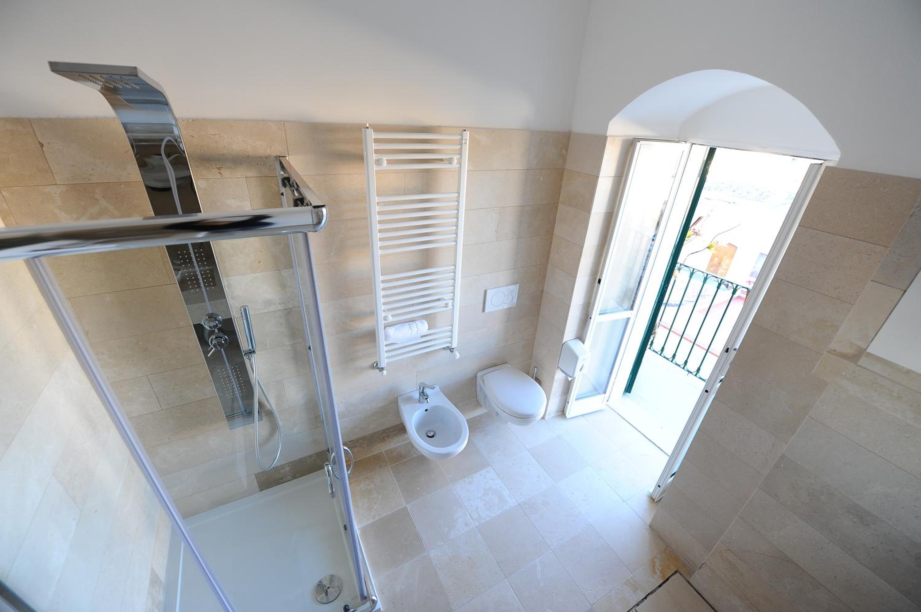 Double Room with Balcony and View - Photo 6