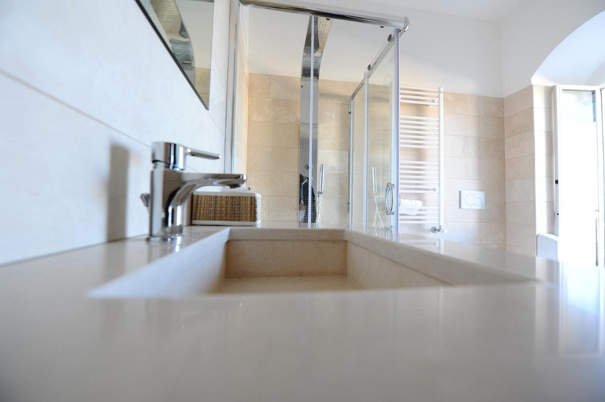 Double Room with Balcony and View - Photo 5