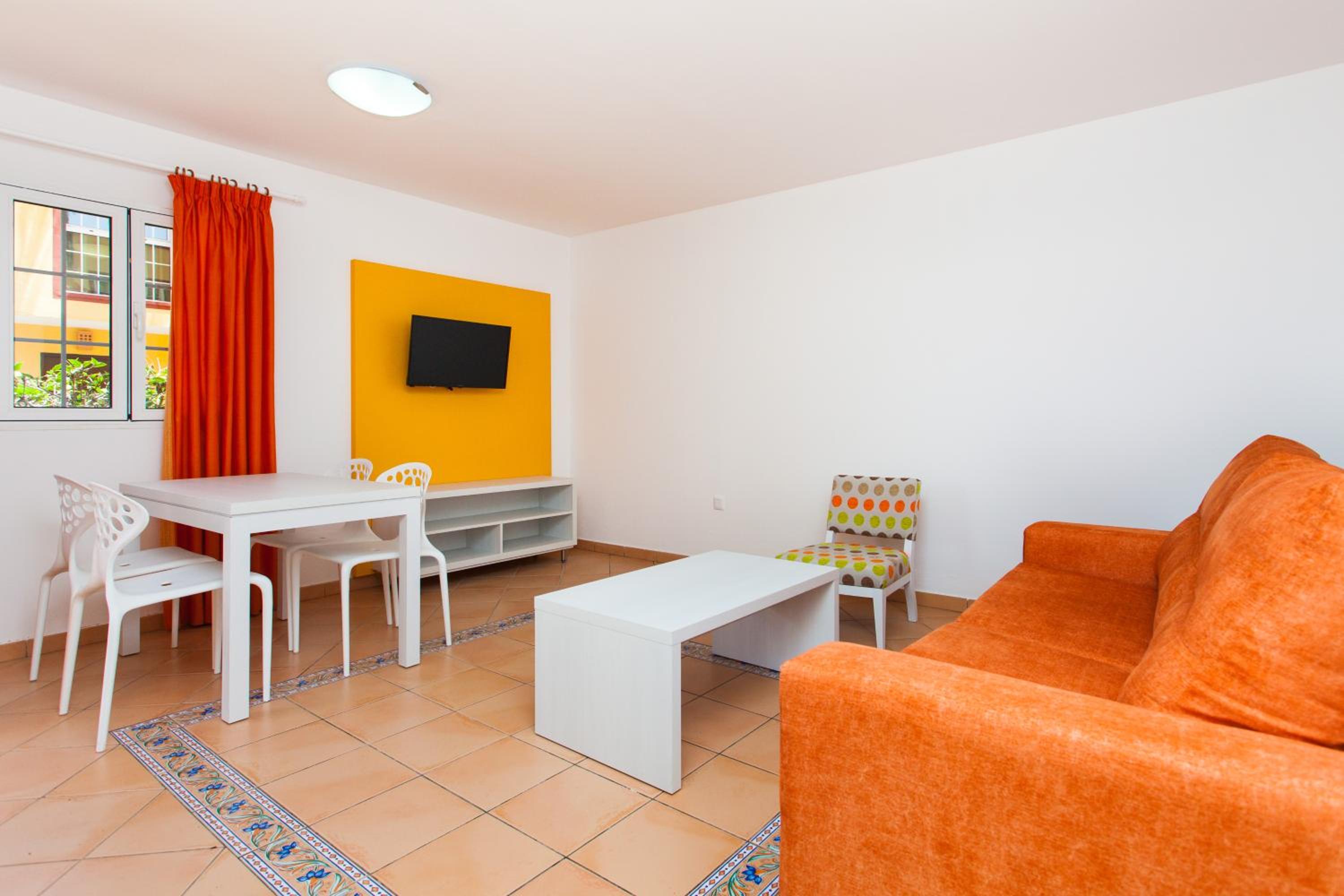 Apartamento de confort de una habitación con balcón o terraza.