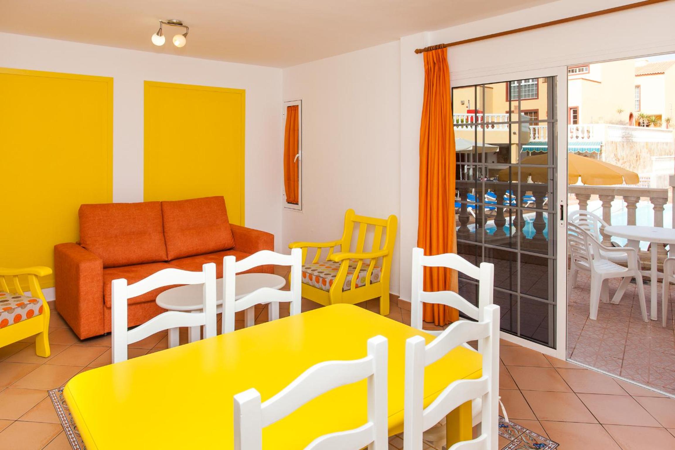 Family Suite with Pool View (4 Adults + 2 Children) photo 2