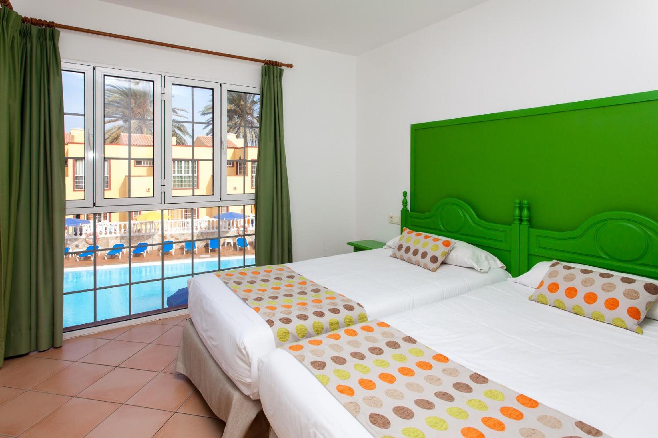 Family Suite con Vista a la Piscina (4 Adultos + 2 Niños)