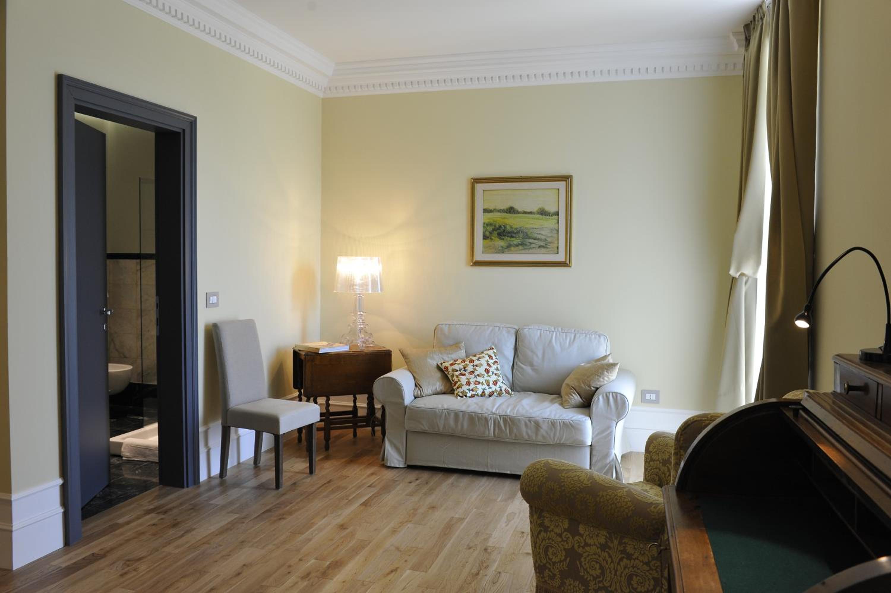Suite - Photo 13