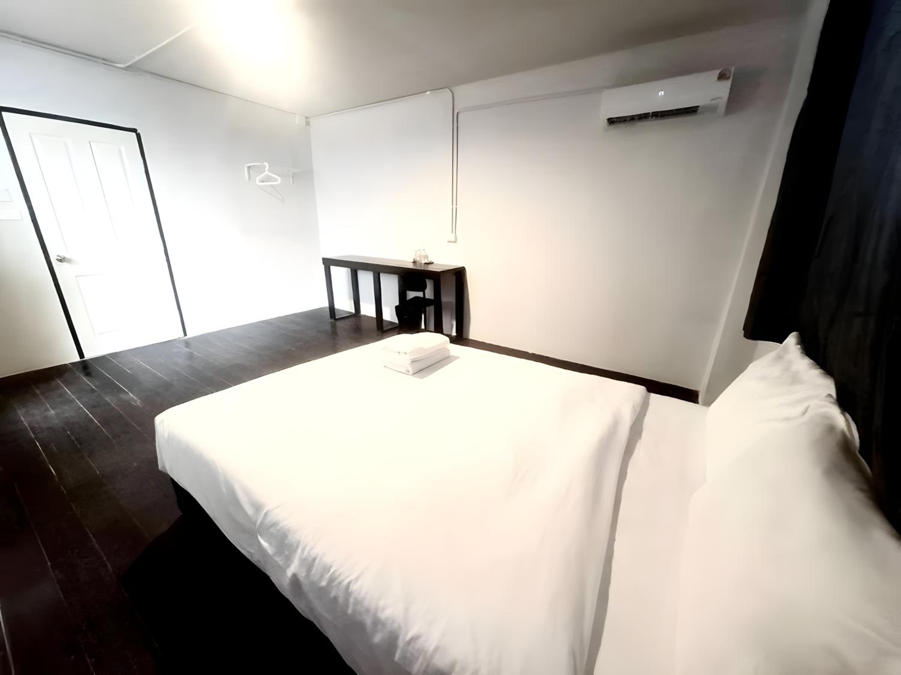 Queen Room with Shared Bathroom photo 1