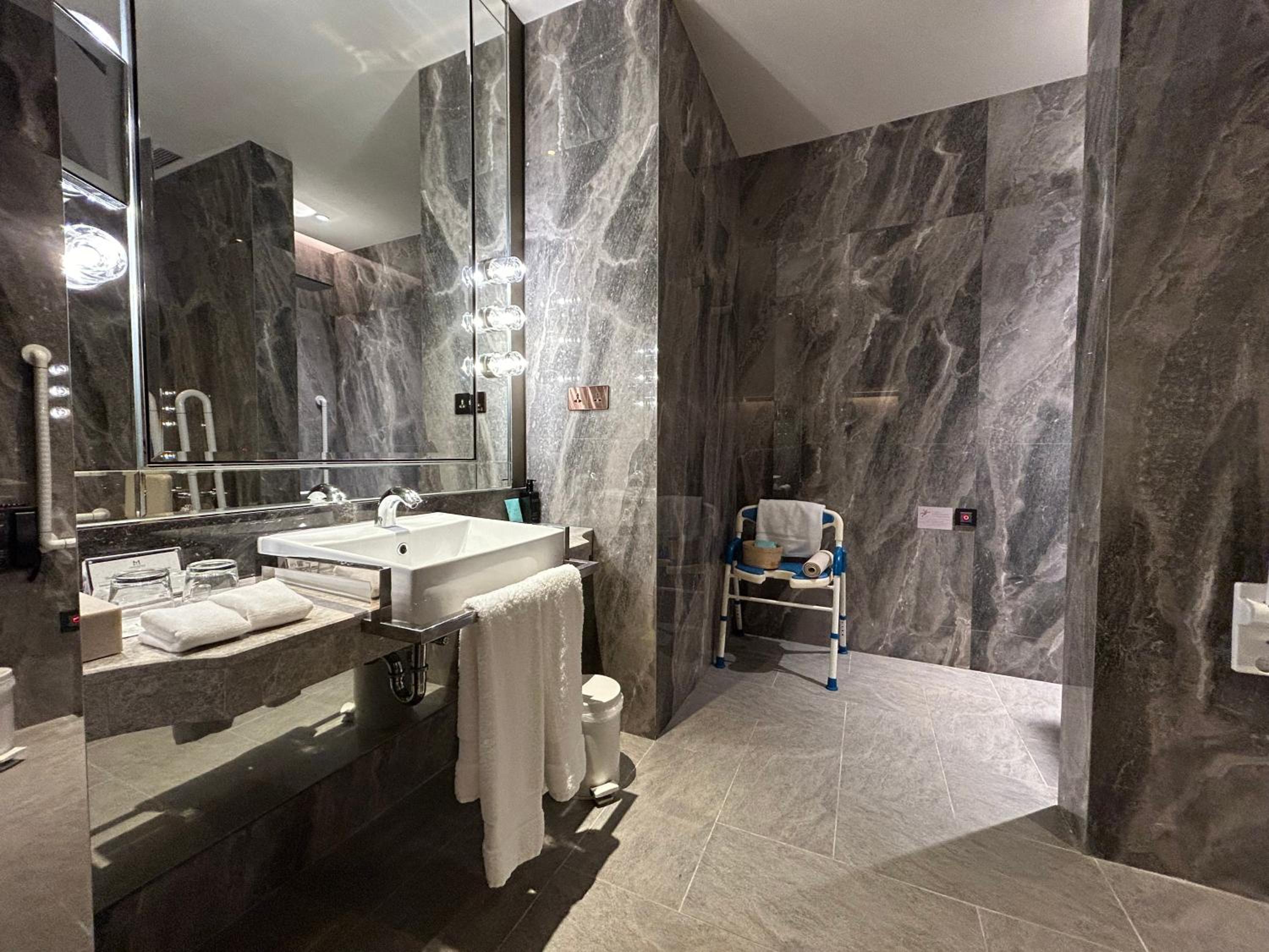 Executive Twin Room - Accessible photo 2
