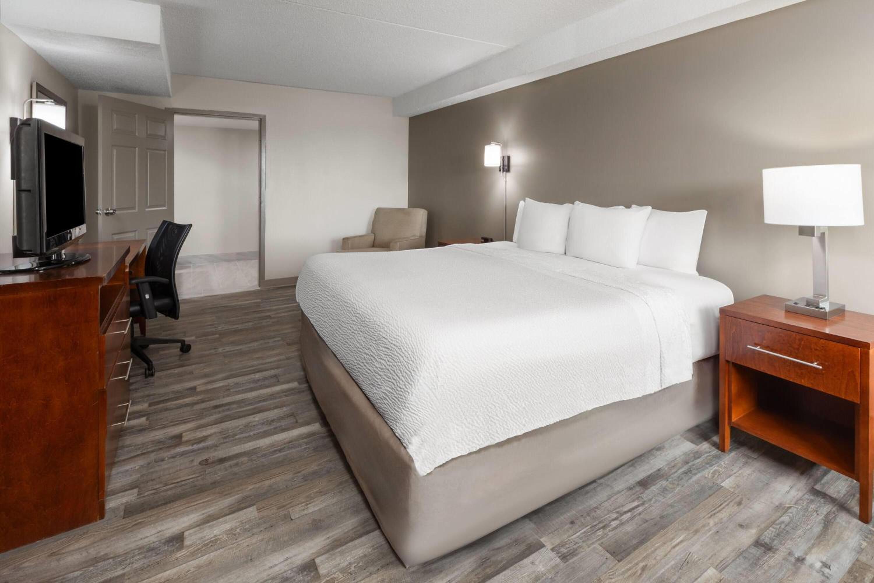 King Room with Roll-in Shower - Mobility Access/Non-Smoking - Photo 1
