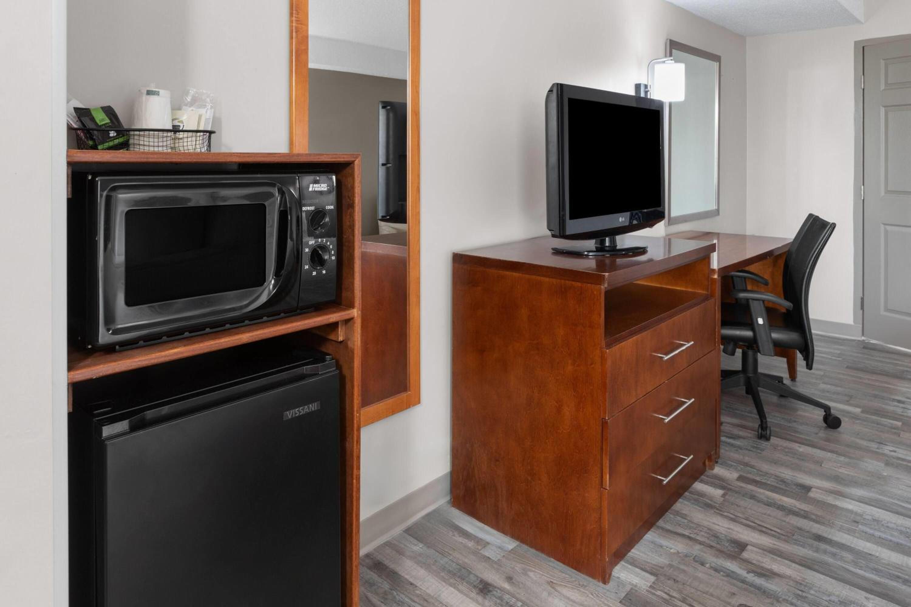 King Room with Roll-in Shower - Mobility Access/Non-Smoking - Photo 2
