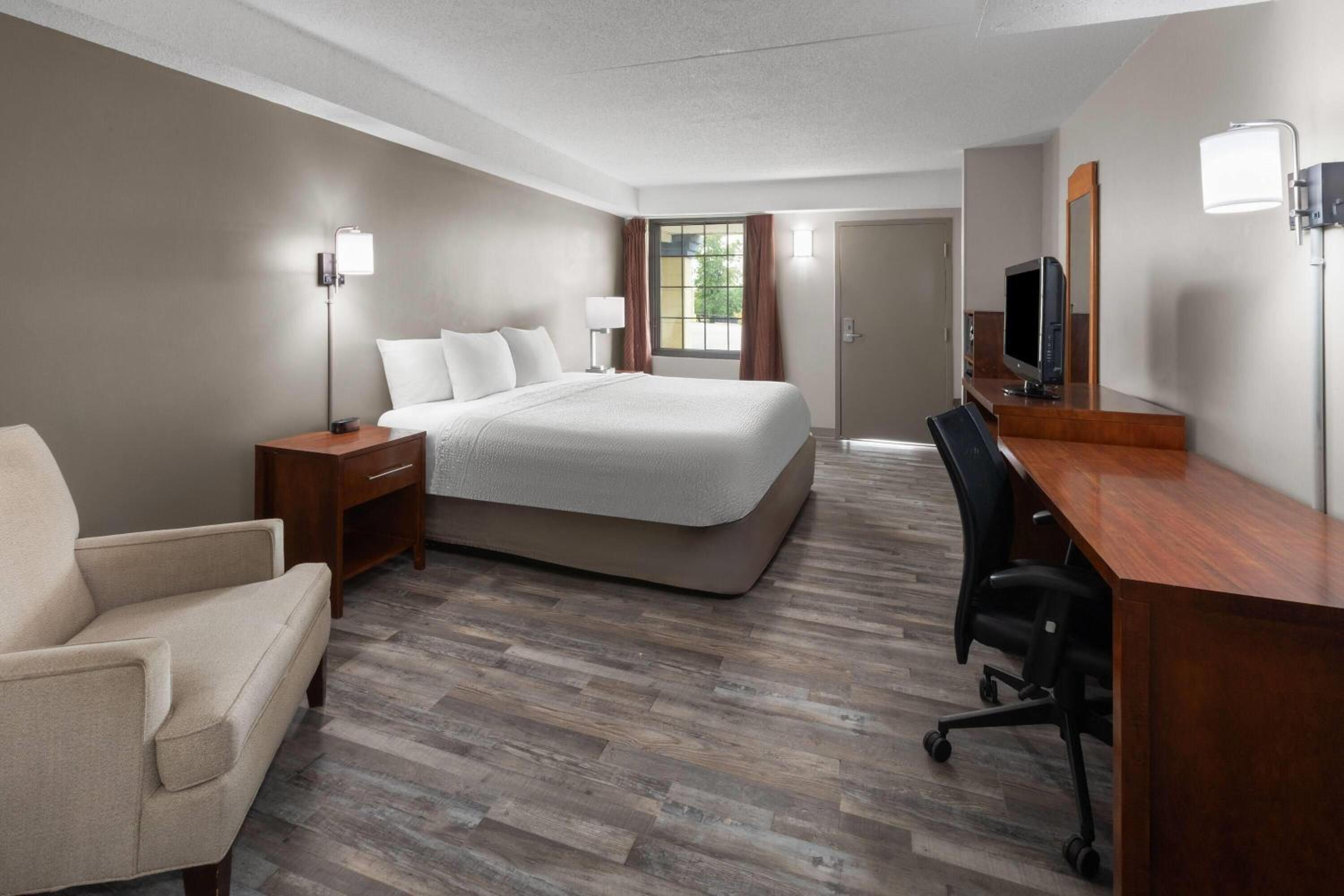King Room with Roll-in Shower - Mobility Access/Non-Smoking - Photo 4