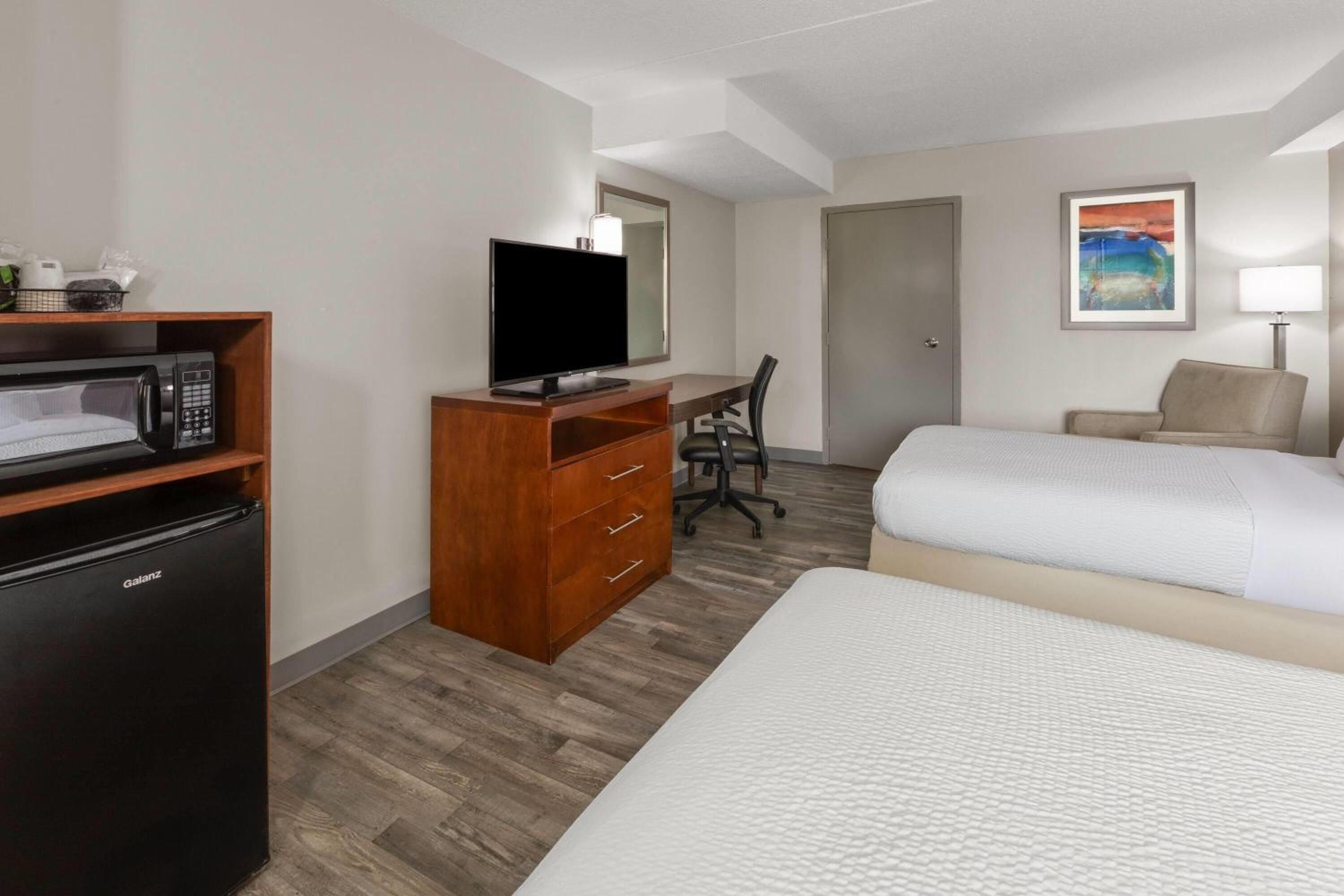 Double Room with Two Double Beds and Bath Tub with Grab Bars - Mobility Accessible/Non-Smoking - Photo 2