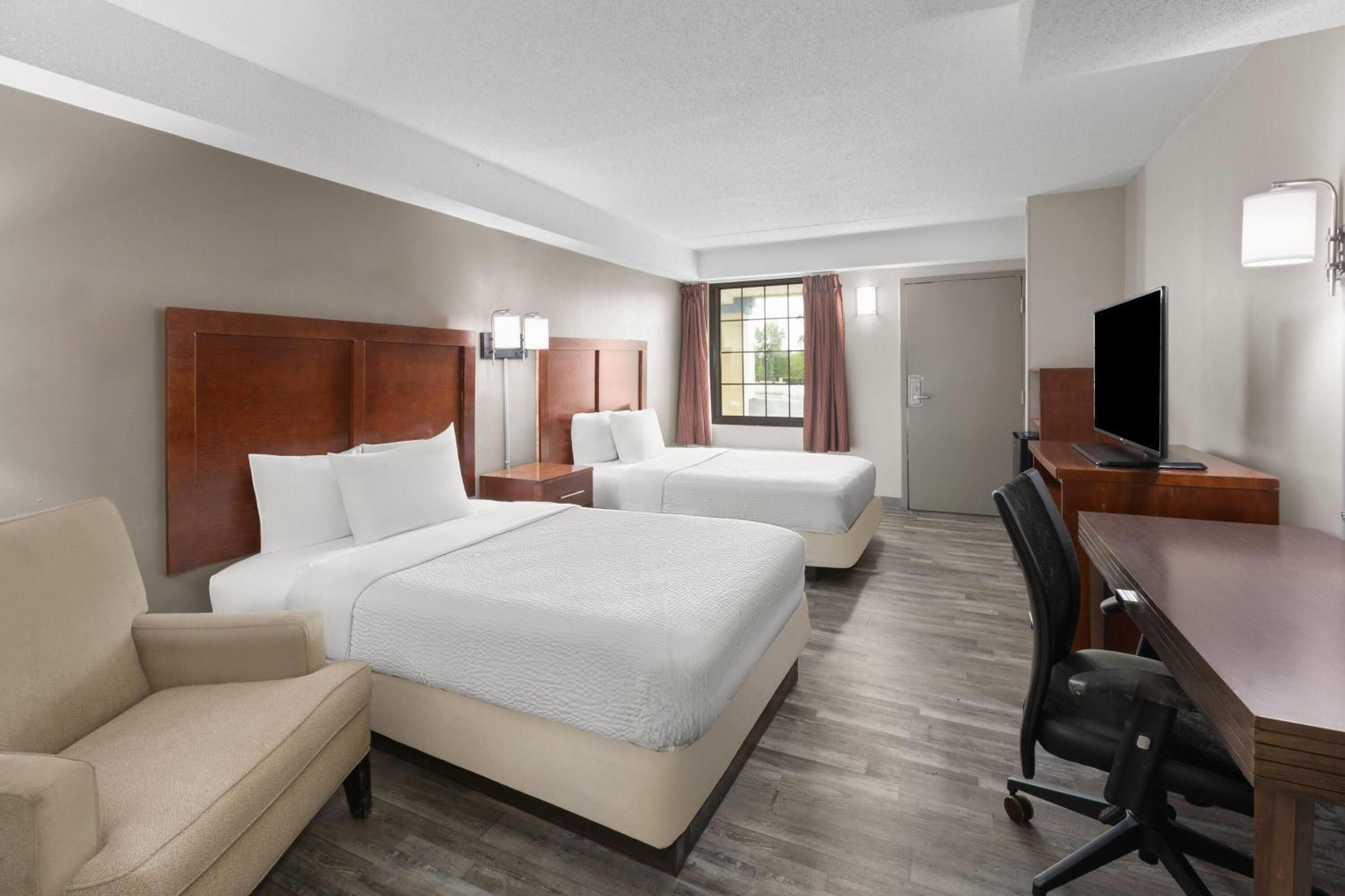 Double Room with Two Double Beds and Bath Tub with Grab Bars - Mobility Accessible/Non-Smoking - Photo 3