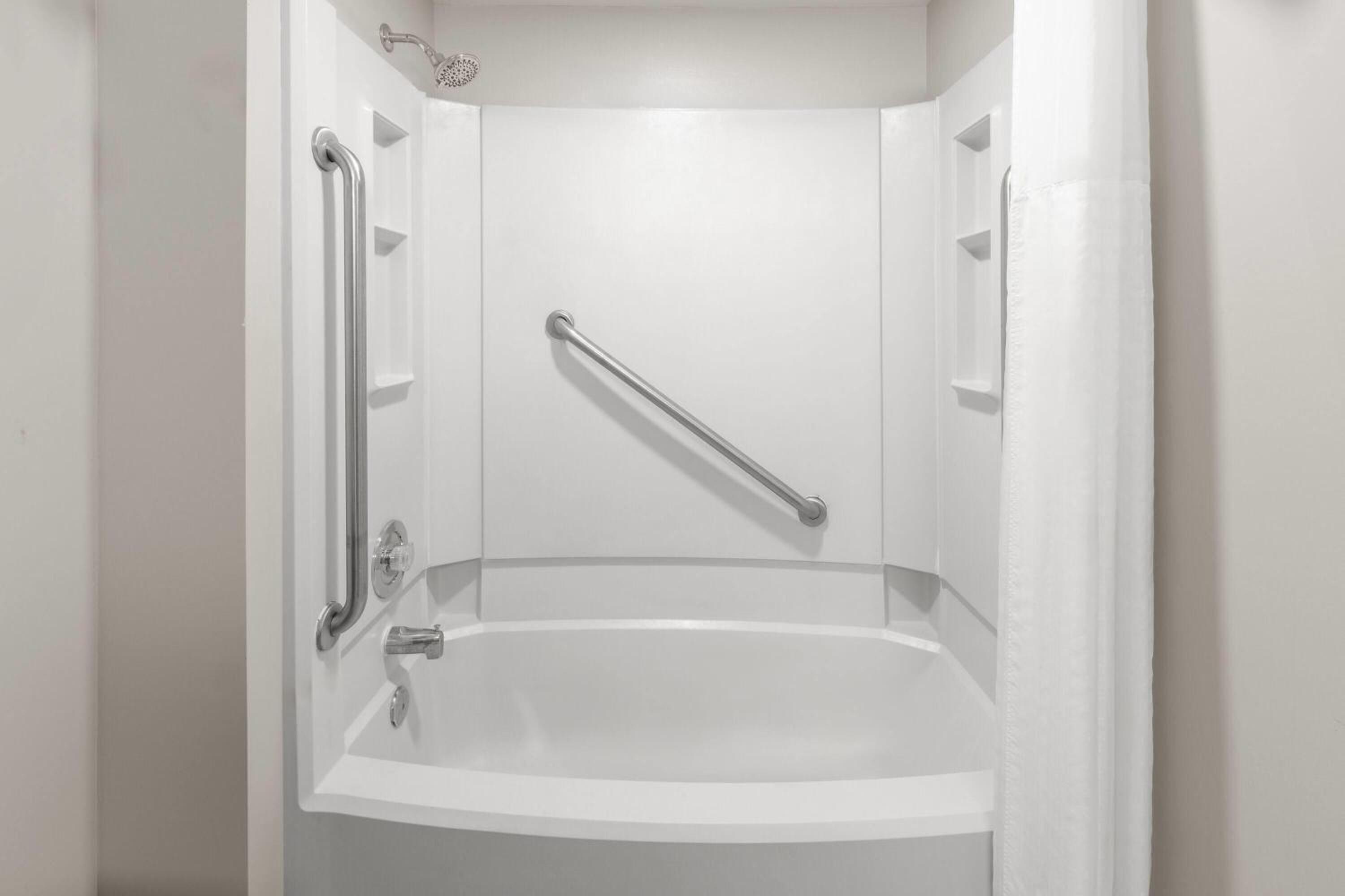 Double Room with Two Double Beds and Bath Tub with Grab Bars - Mobility Accessible/Non-Smoking - Photo 4