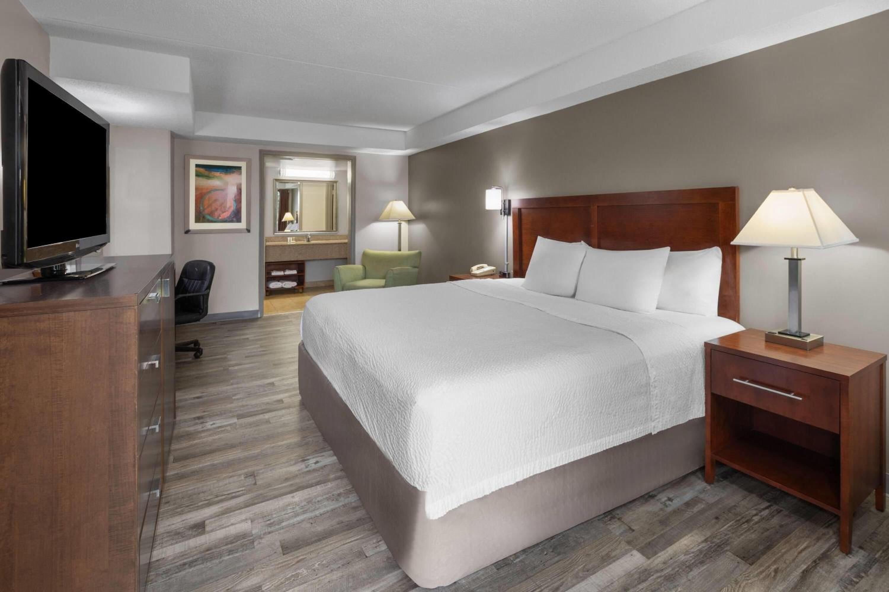 Superior King Room - Non-Smoking - Photo 7