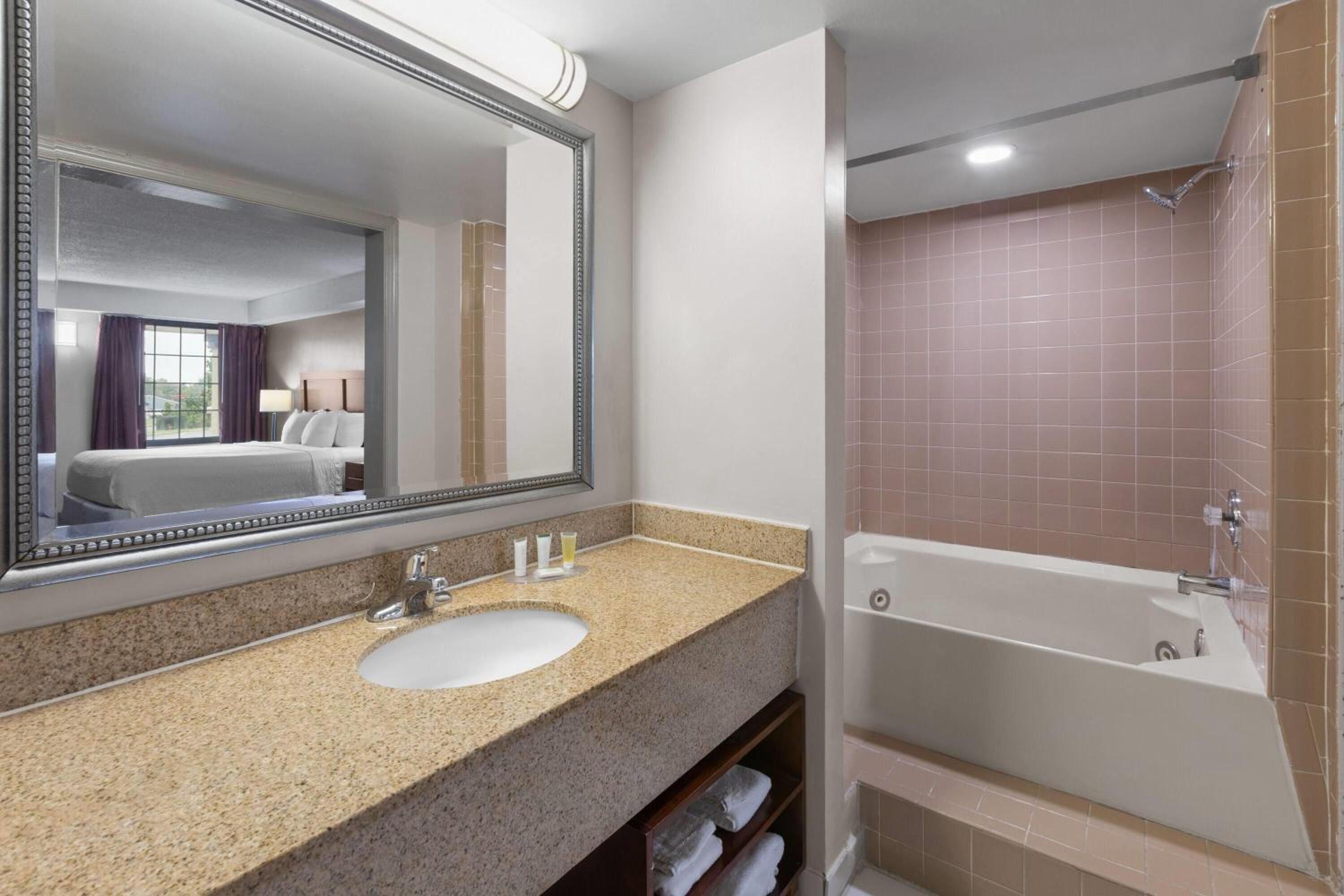 Superior King Room - Non-Smoking - Photo 3