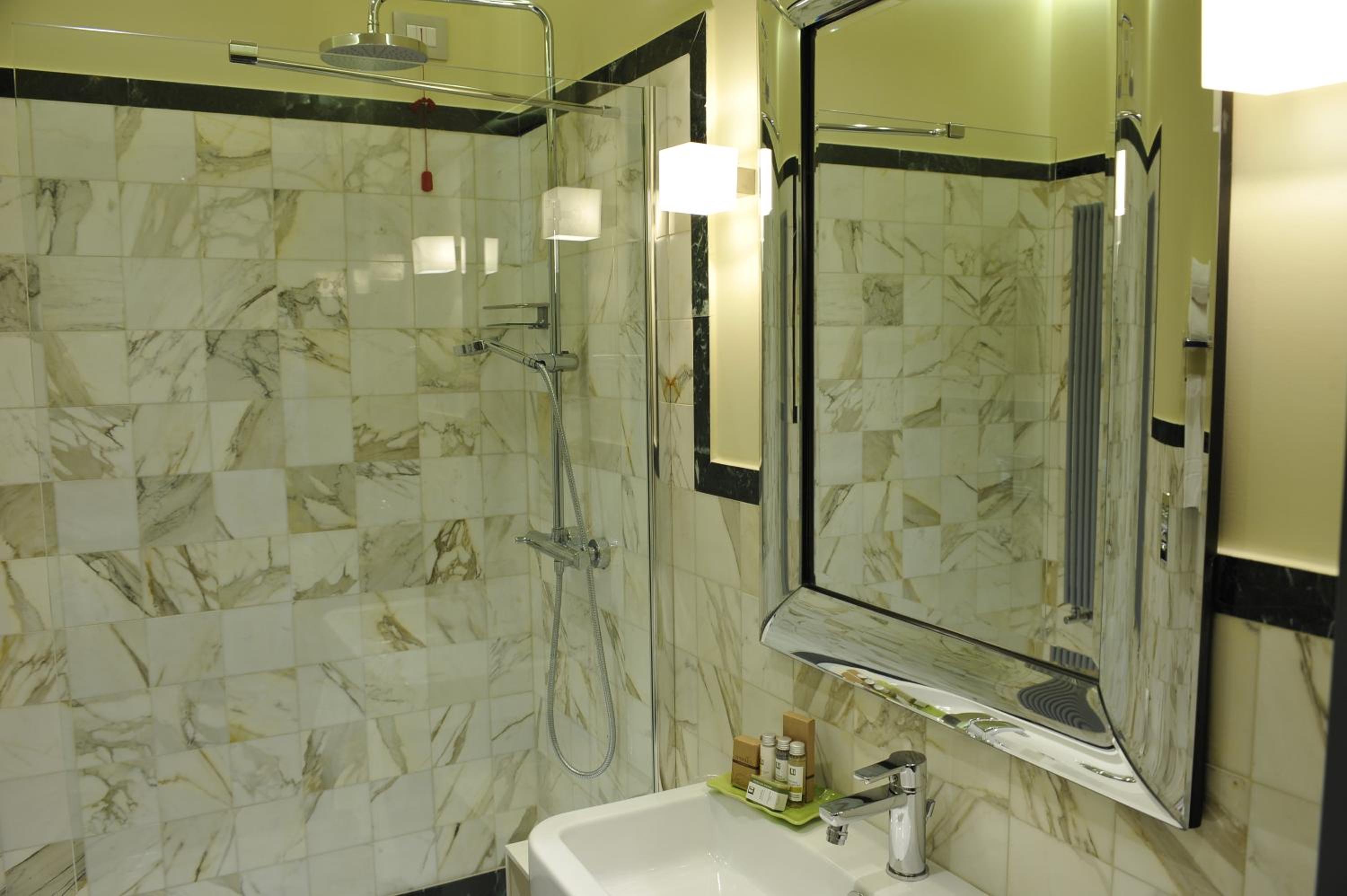 Suite - Photo 10