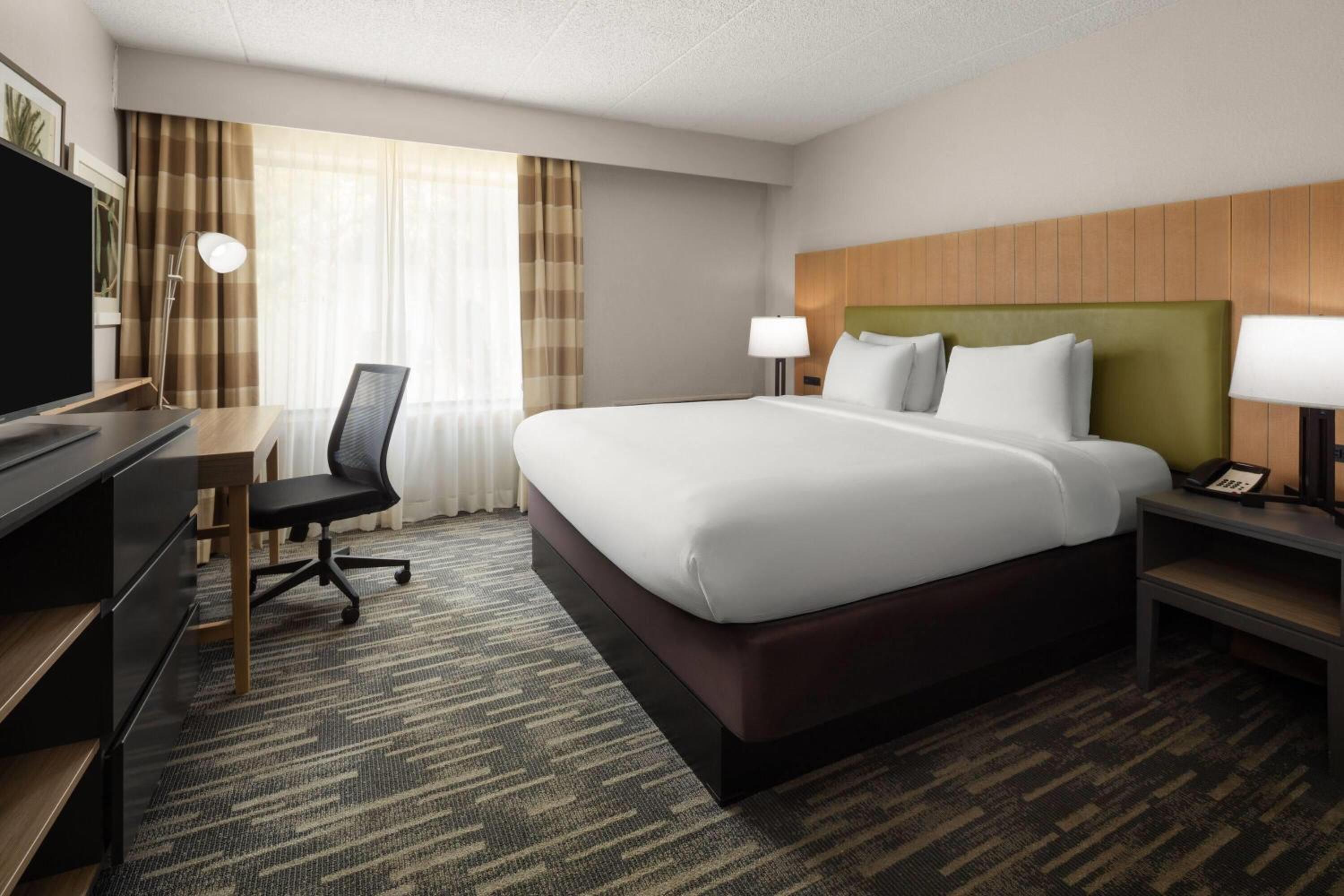 King Room with Roll-in Shower - Mobility Access/Non-Smoking - Photo 3