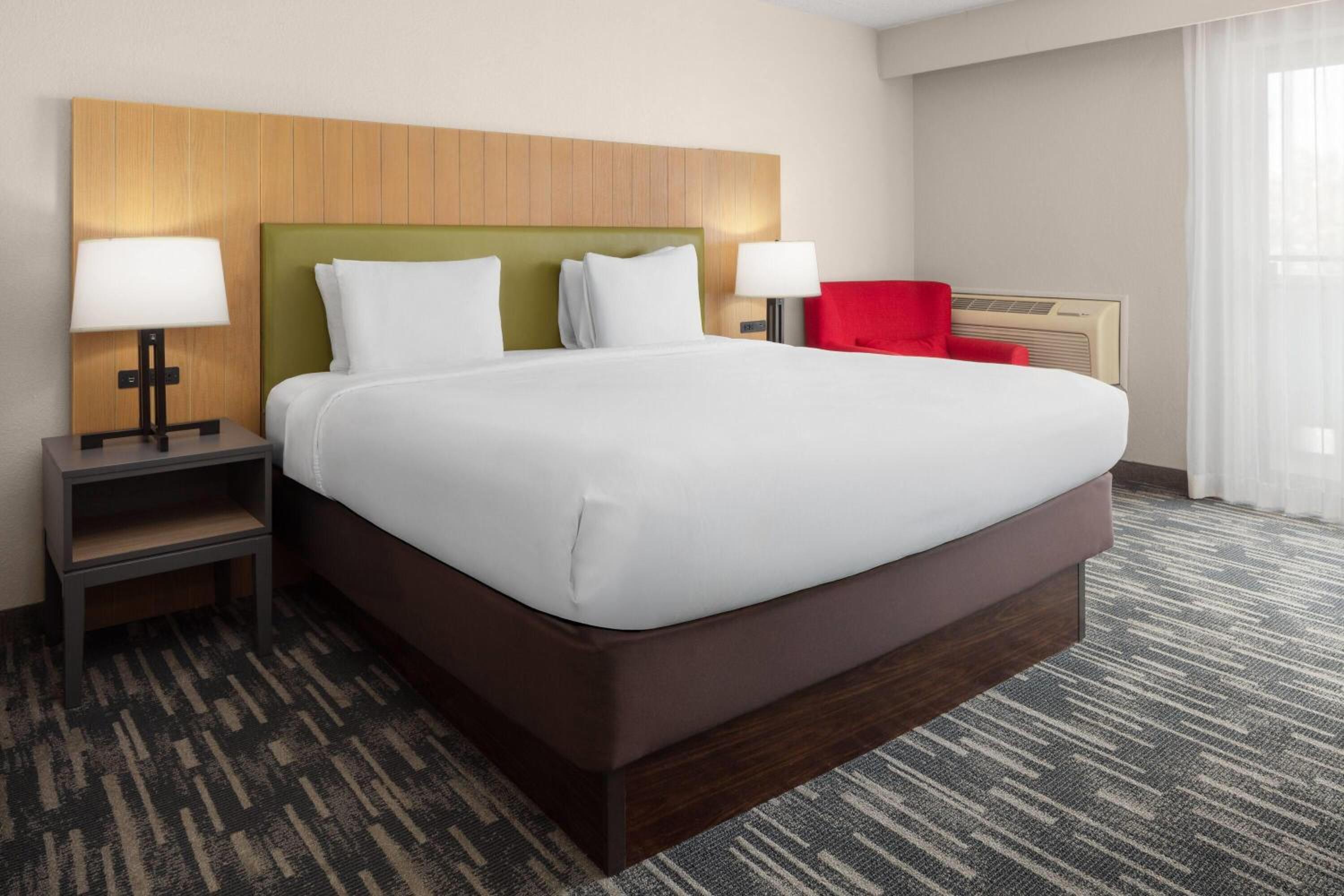 Deluxe King Room with Balcony - Non-Smoking - Photo 2
