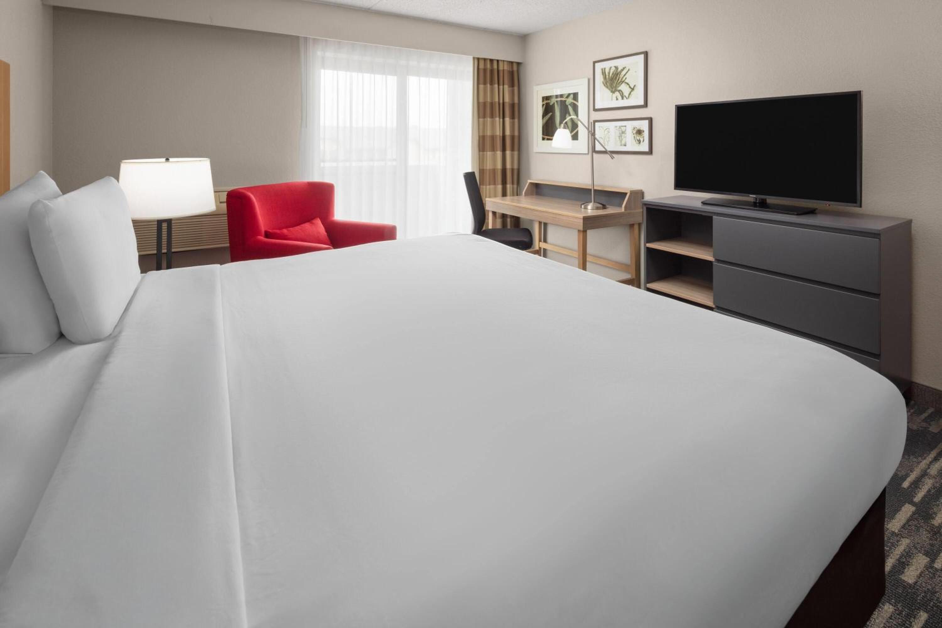 Deluxe King Room with Balcony - Non-Smoking - Photo 3
