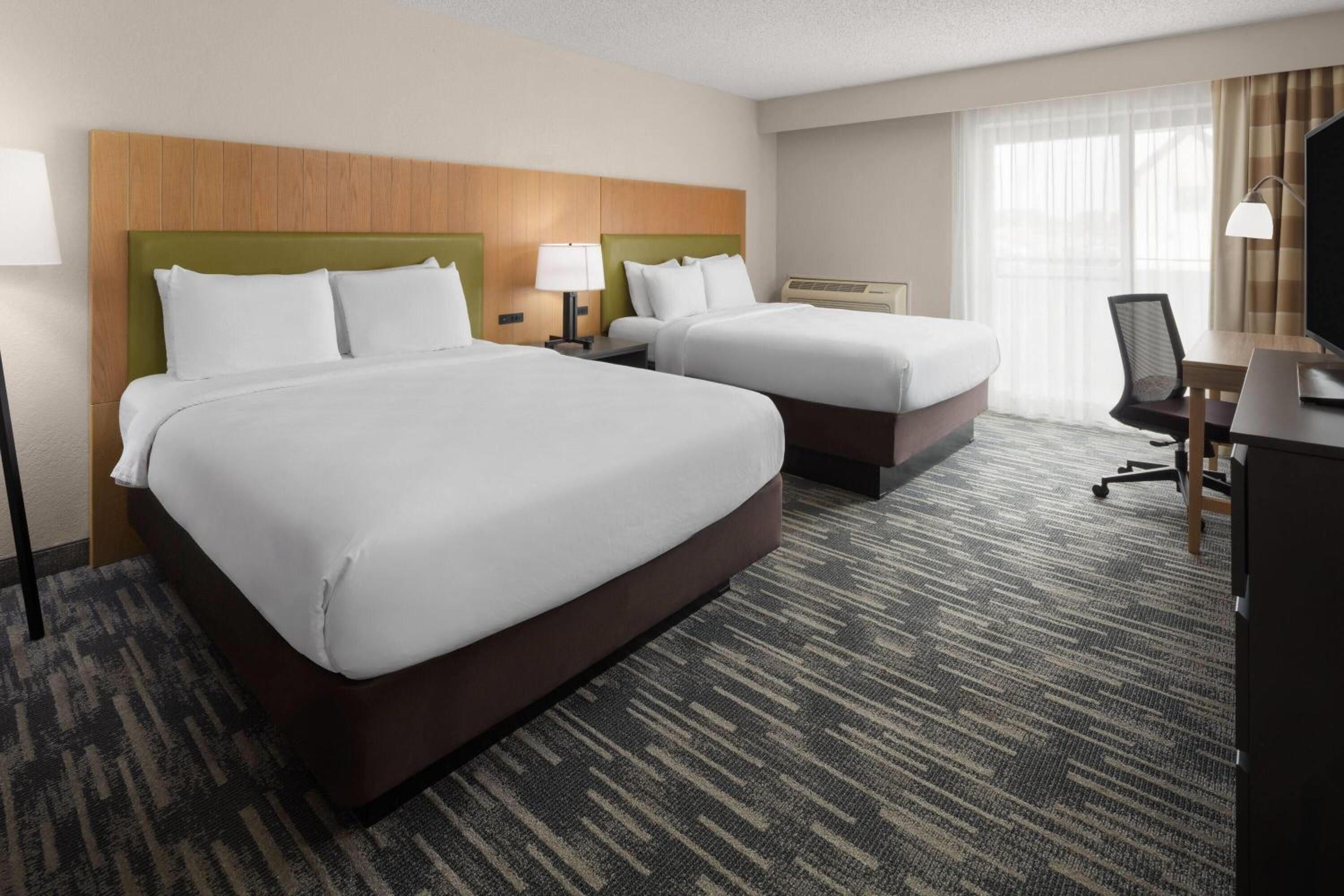 Deluxe Room with Two Double Beds and Balcony - Non-Smoking - Photo 2