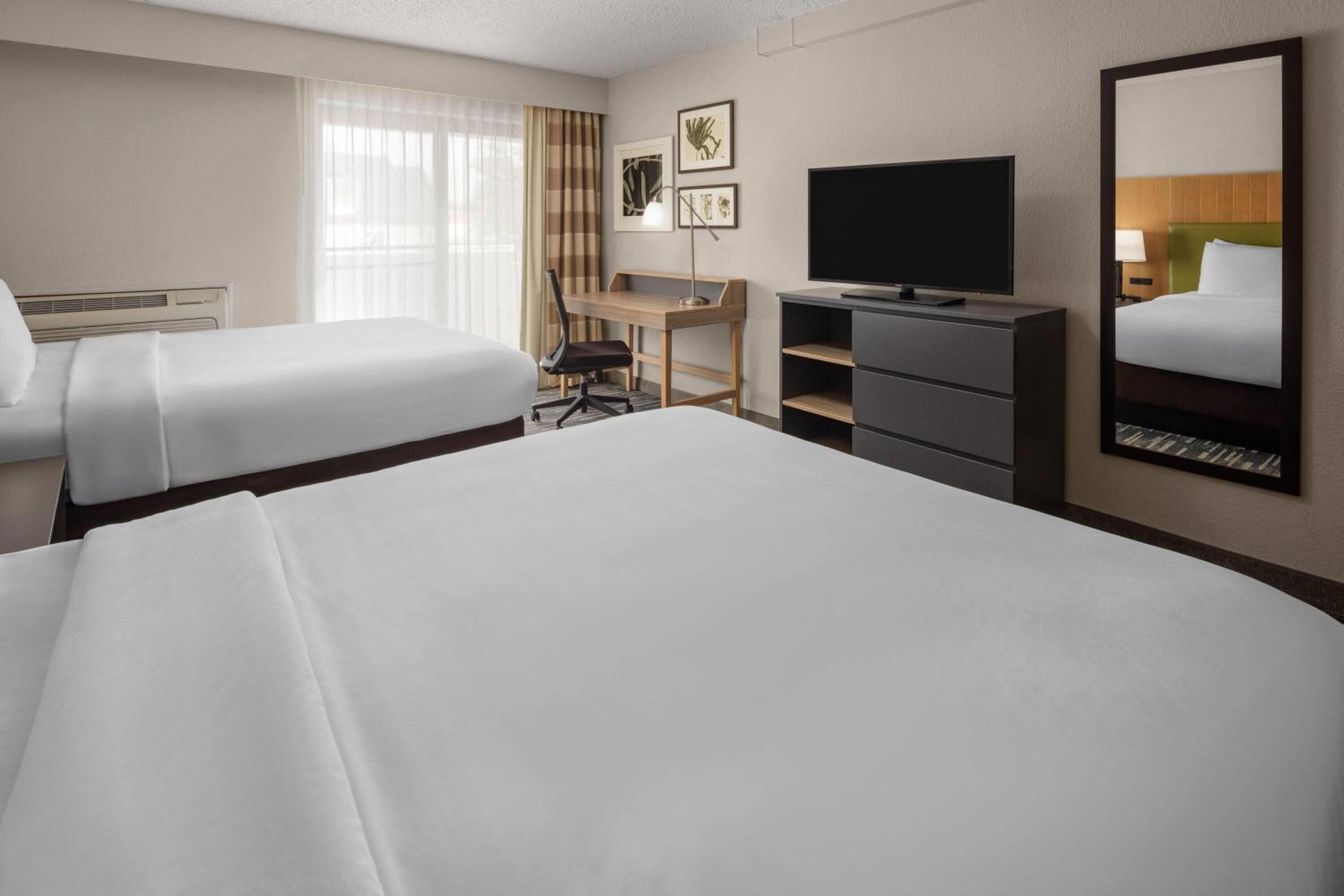 Deluxe Room with Two Double Beds and Balcony - Non-Smoking - Photo 3