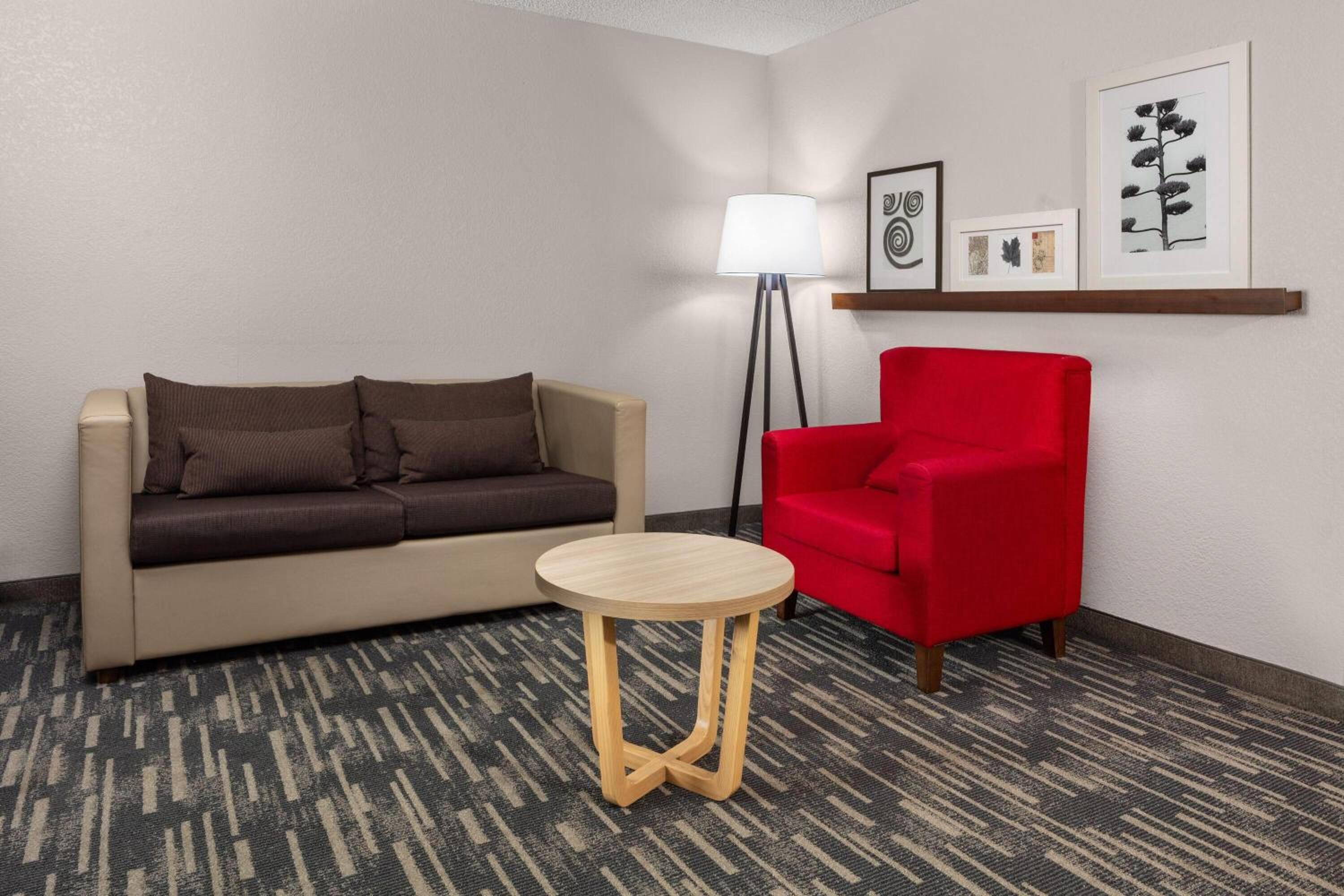 King Studio Suite - Non-Smoking - Photo 4