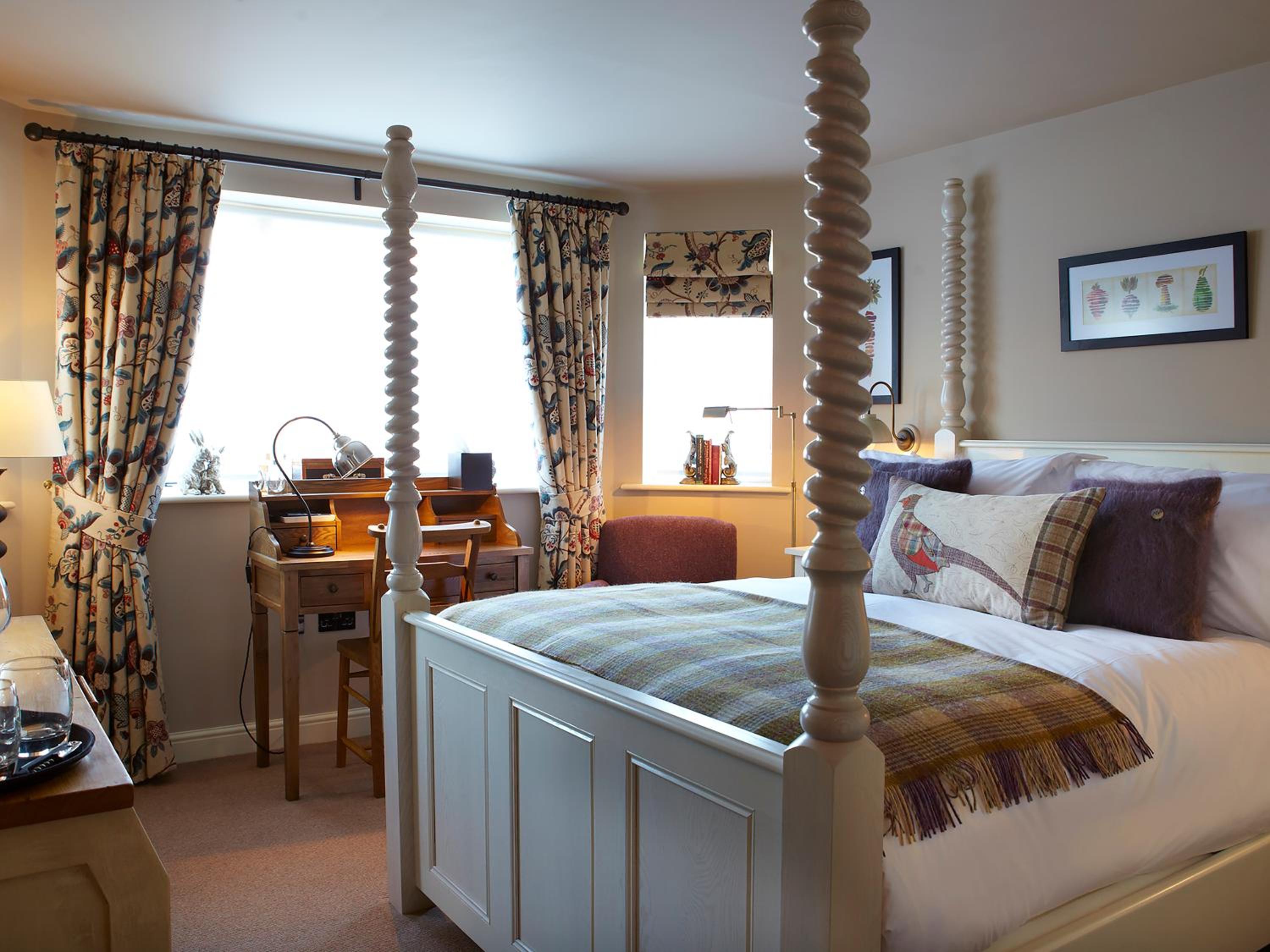 Deluxe King Room (No pets allowed)