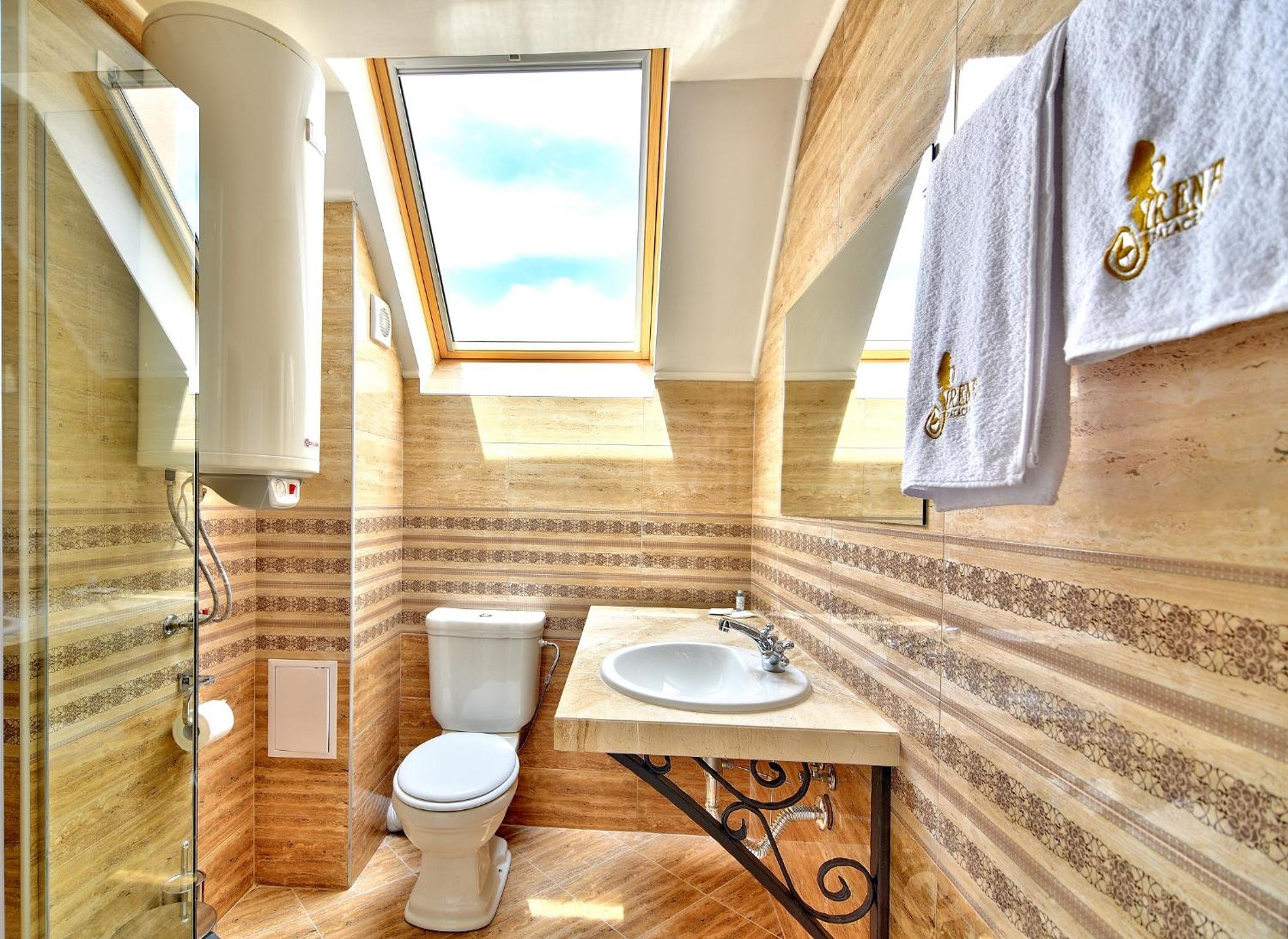 Deluxe Two-Bedroom Apartment with Sea View photo 2