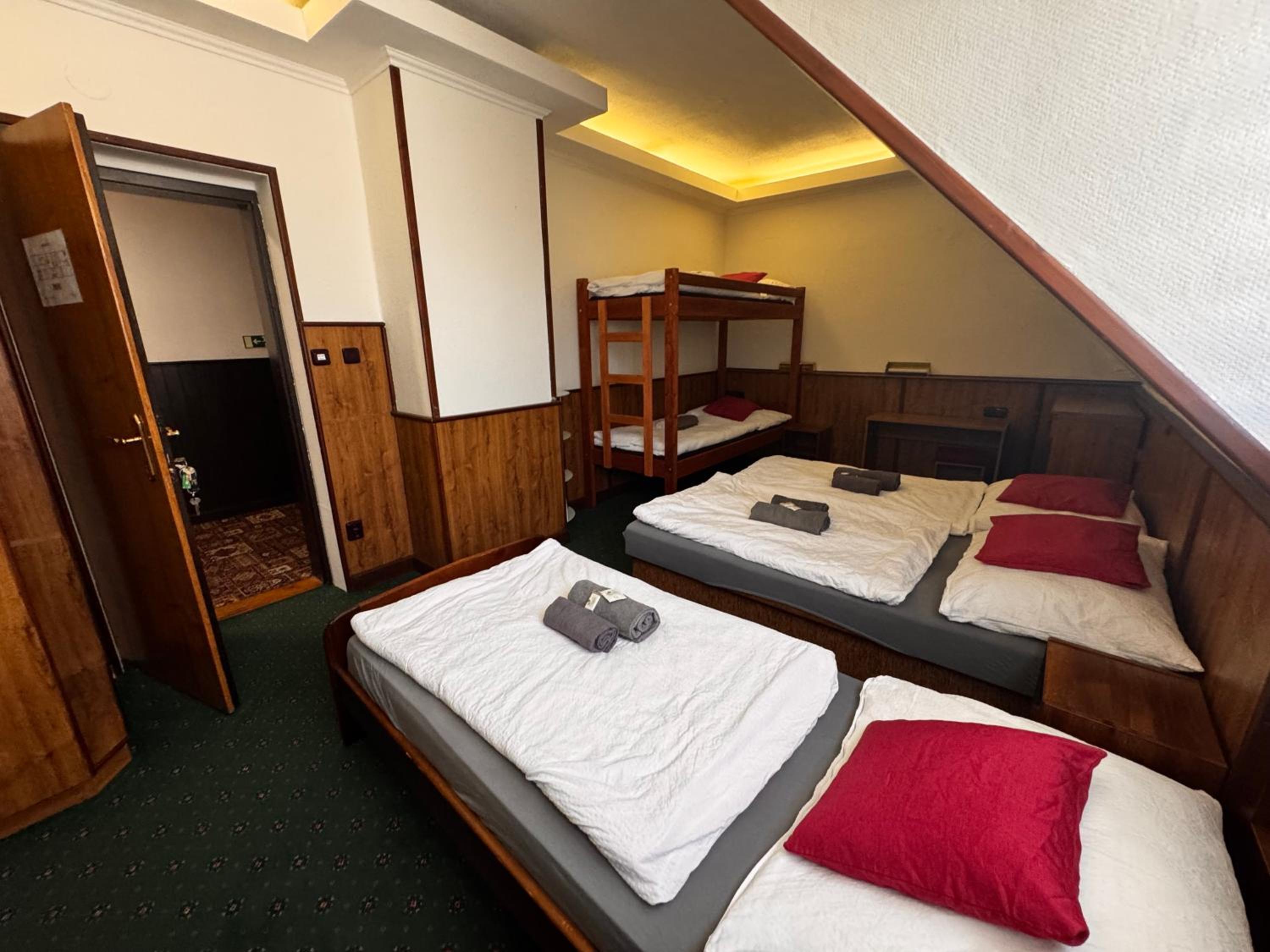 Quadruple Room with Private Bathroom photo 3