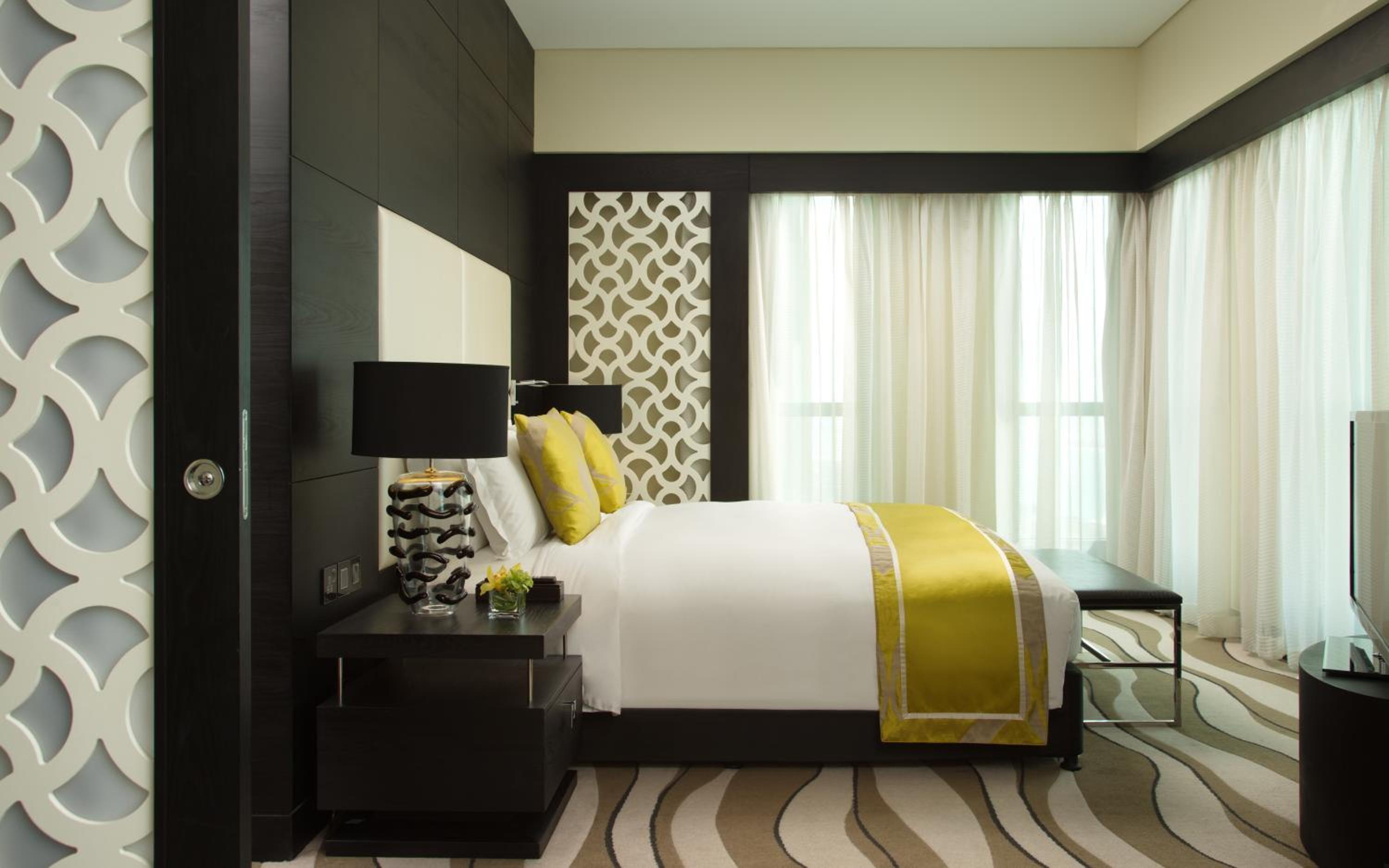 Prestige Suite with Club Access and Sea or City View — photo 2