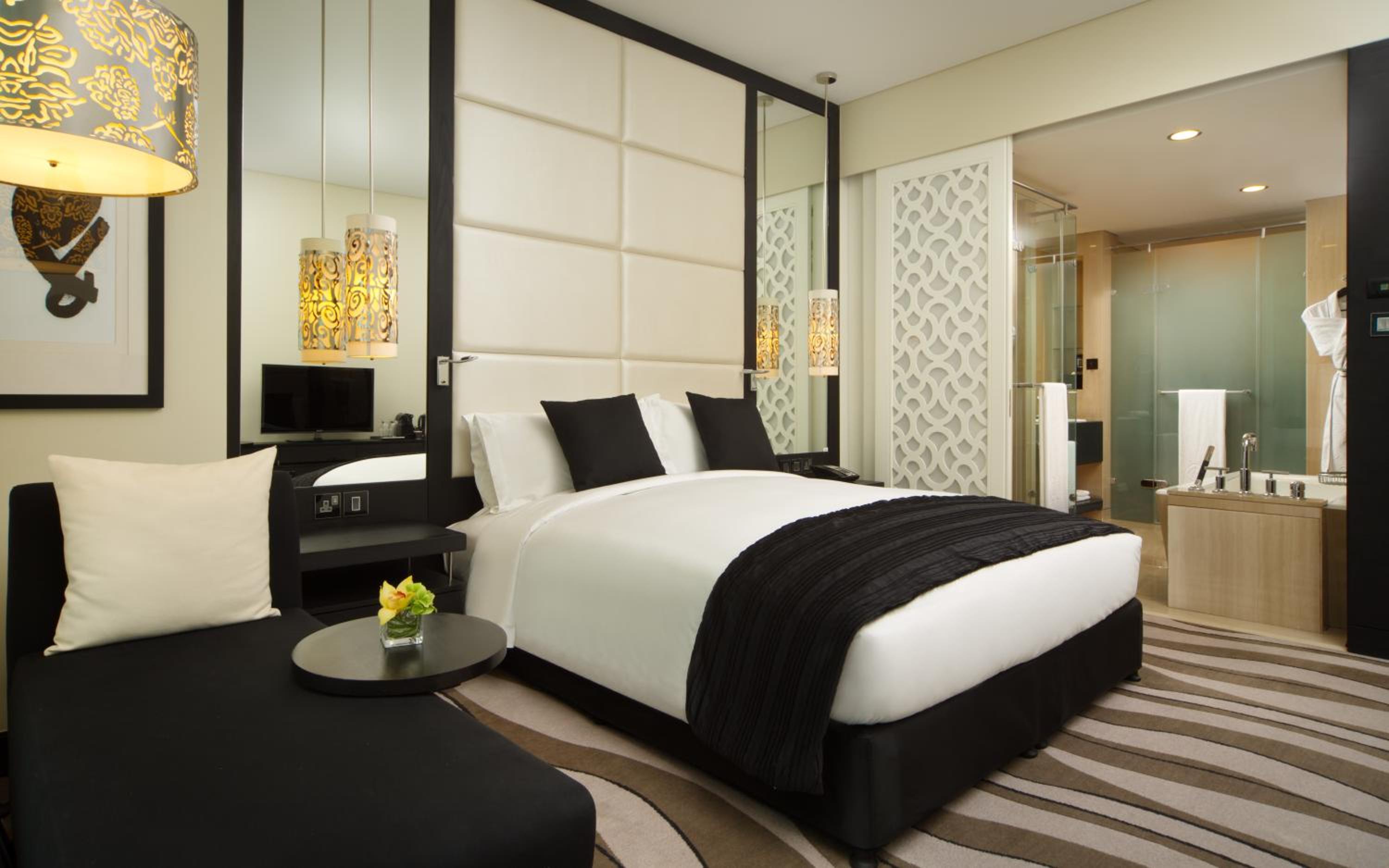 Superior King Room with City View photo 2