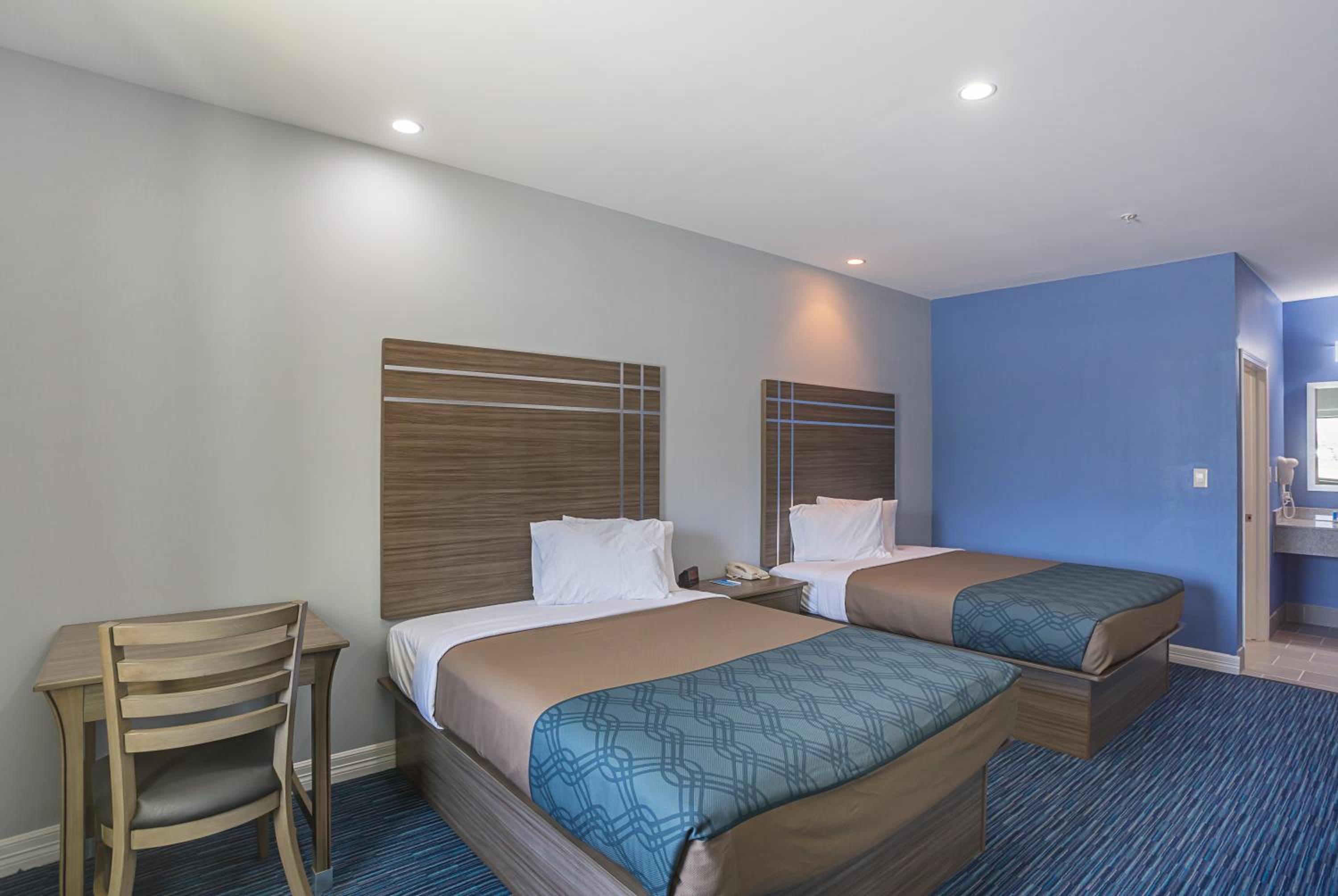Queen Room with Two Queen Beds - Non-Smoking photo 1