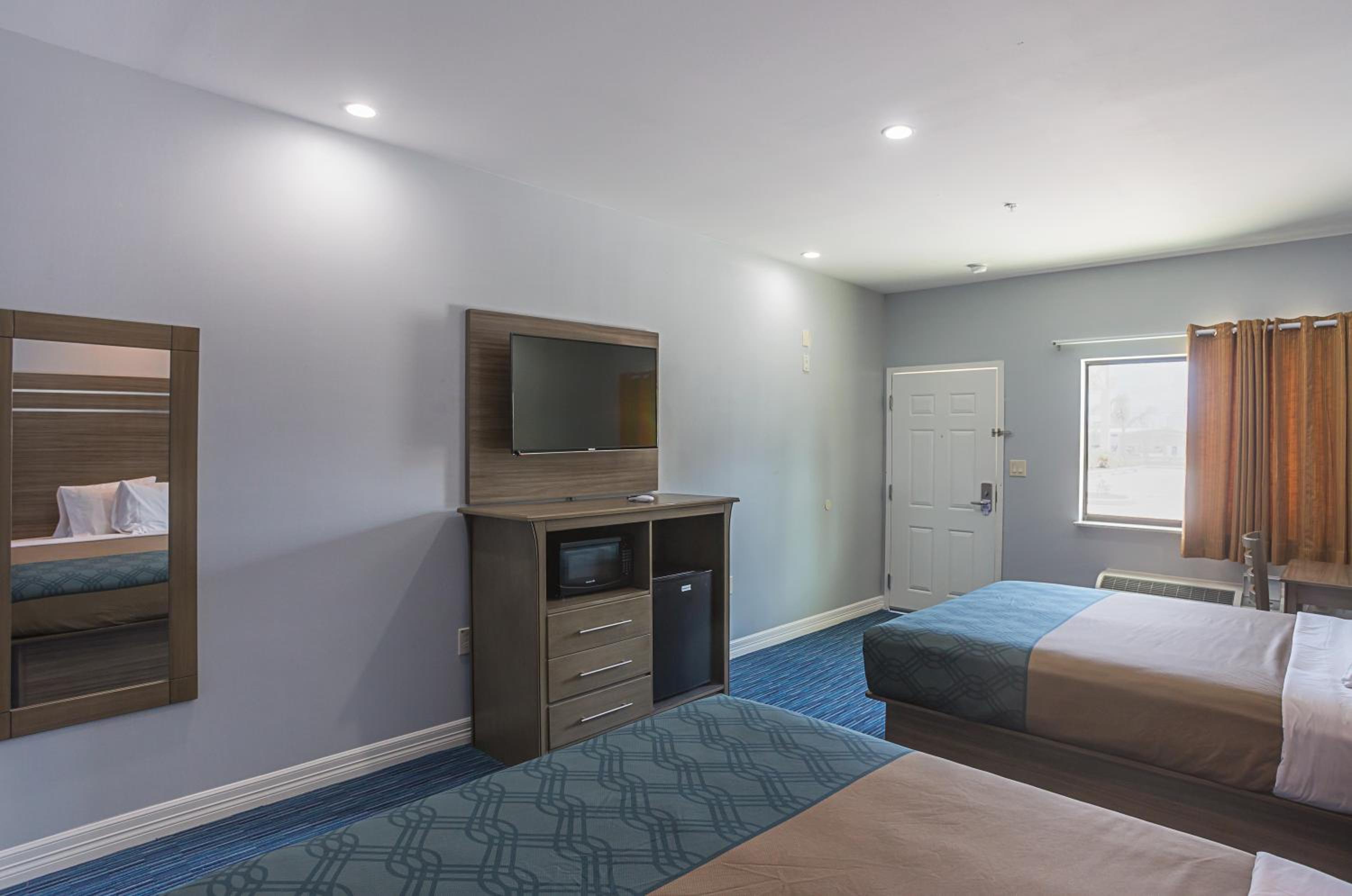 Queen Room with Two Queen Beds - Non-Smoking photo 3