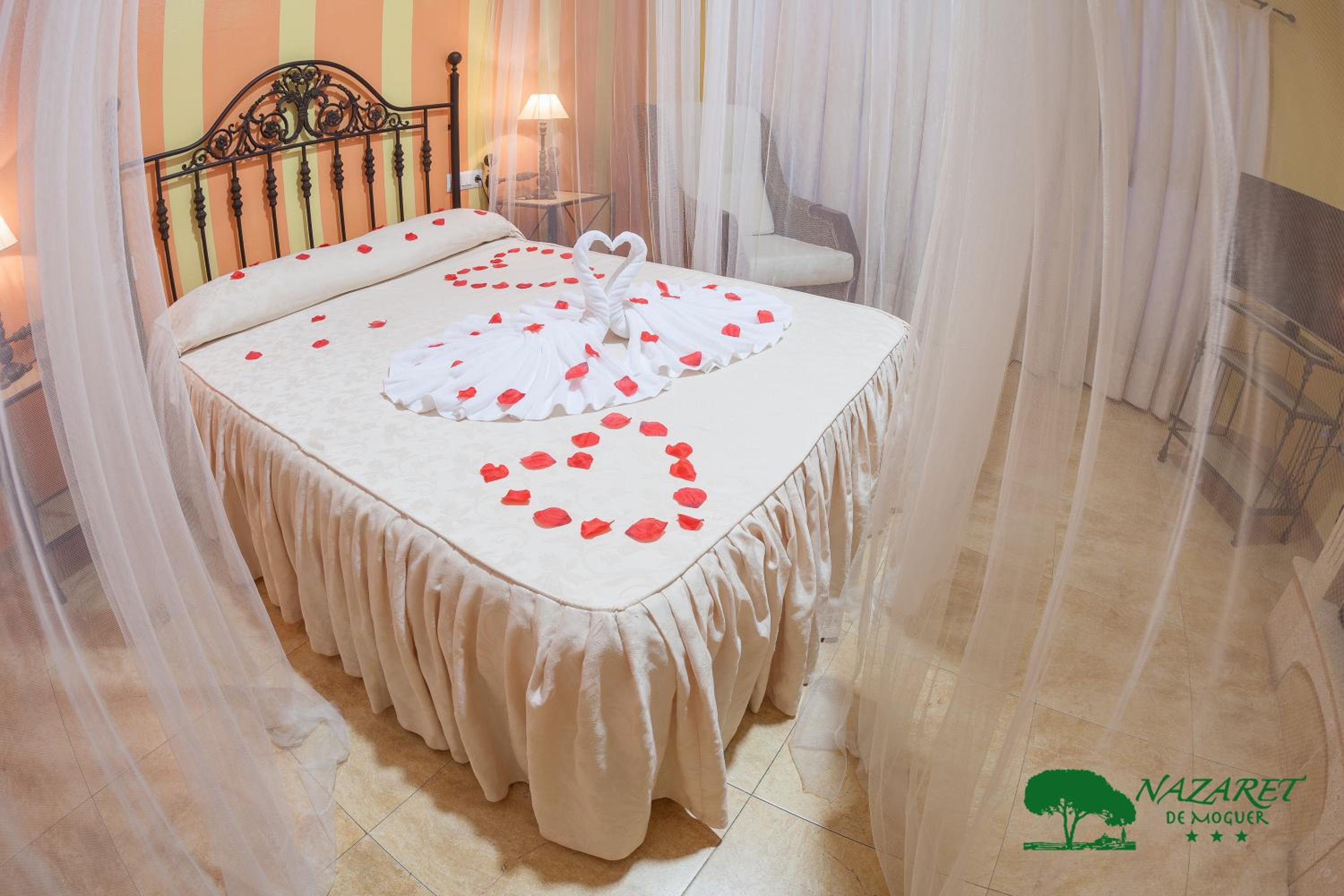 Deluxe Double Room - Photo 8