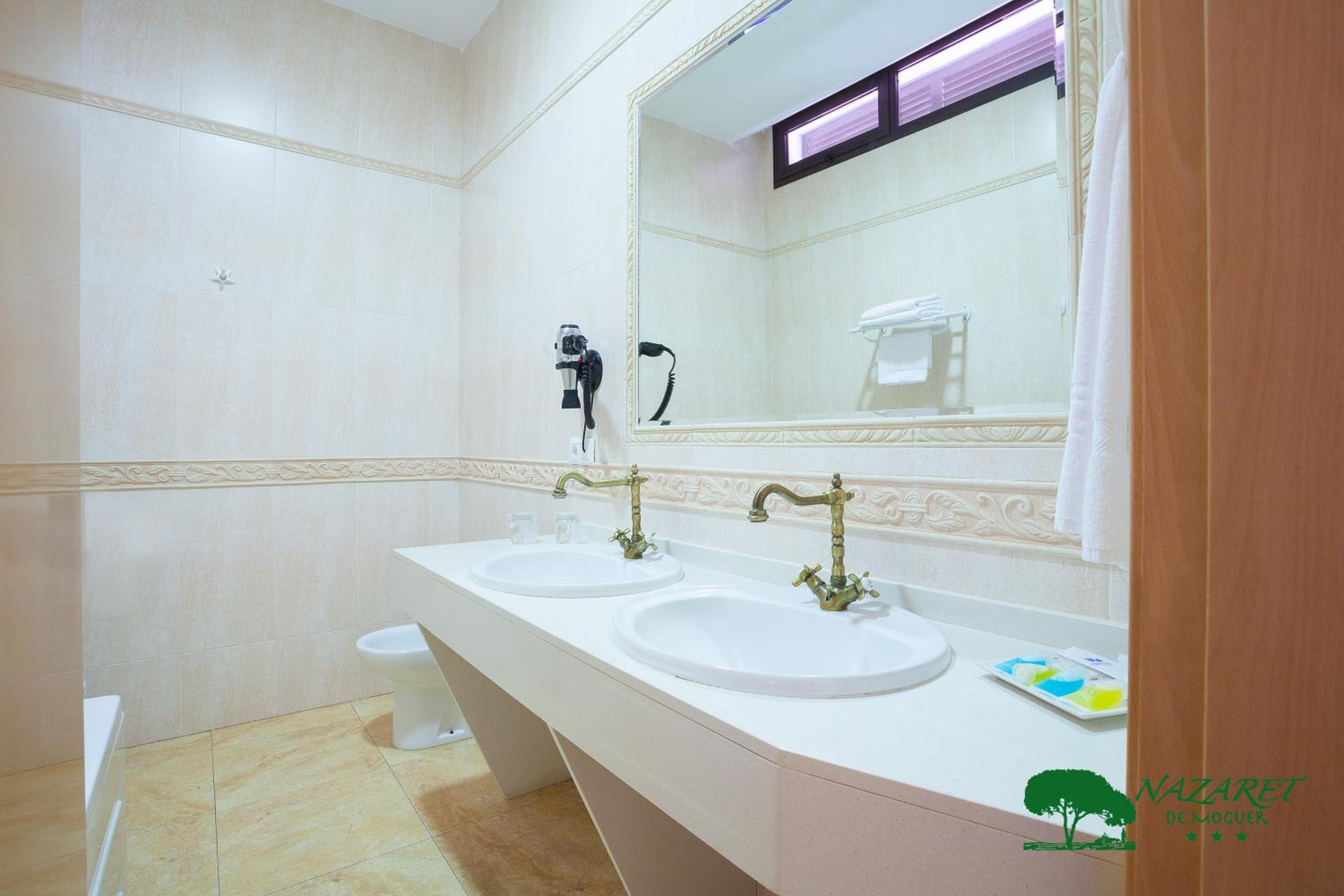 Deluxe Double Room - Photo 9