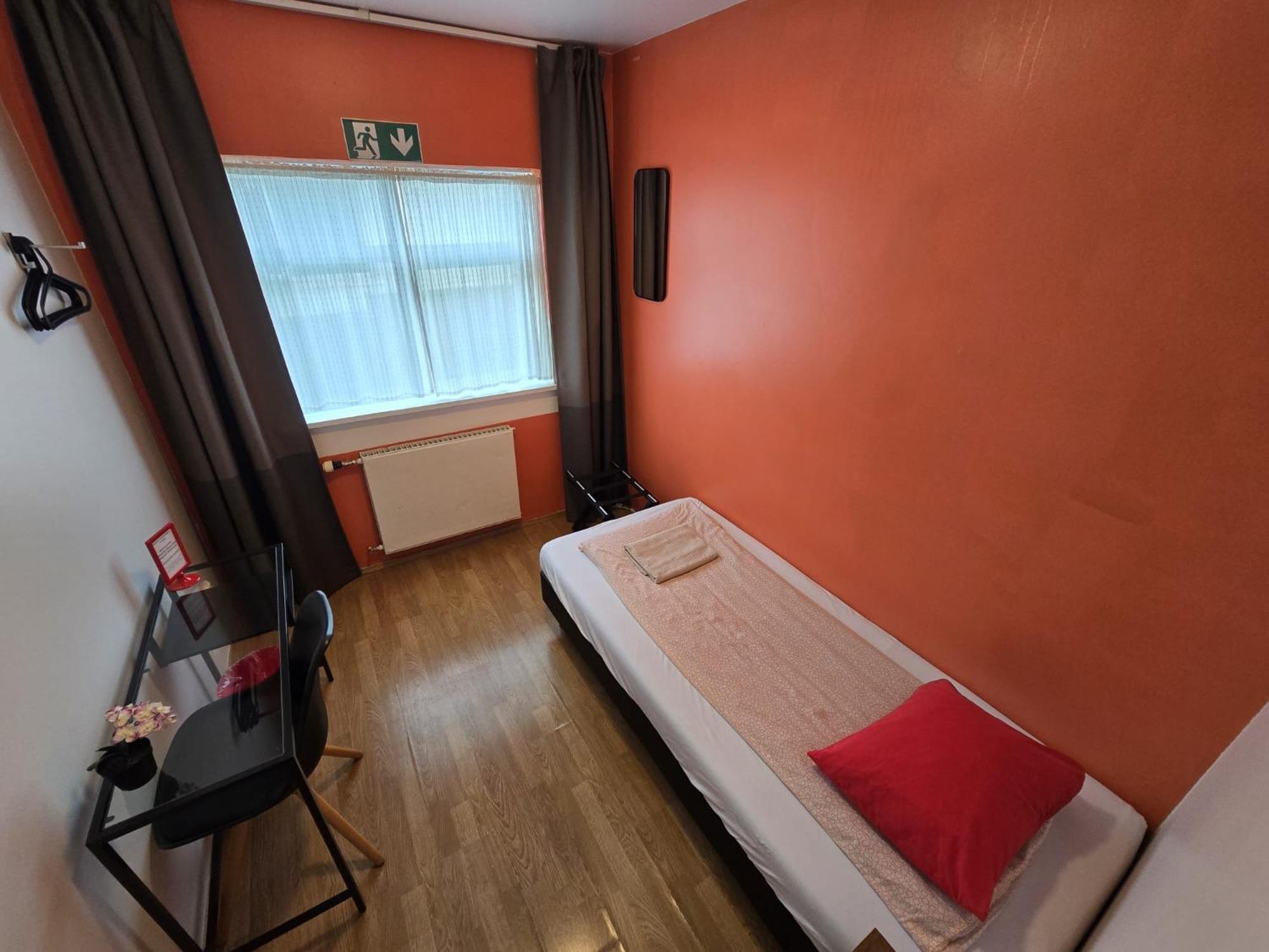 Single Room with Shared Bathroom photo 3