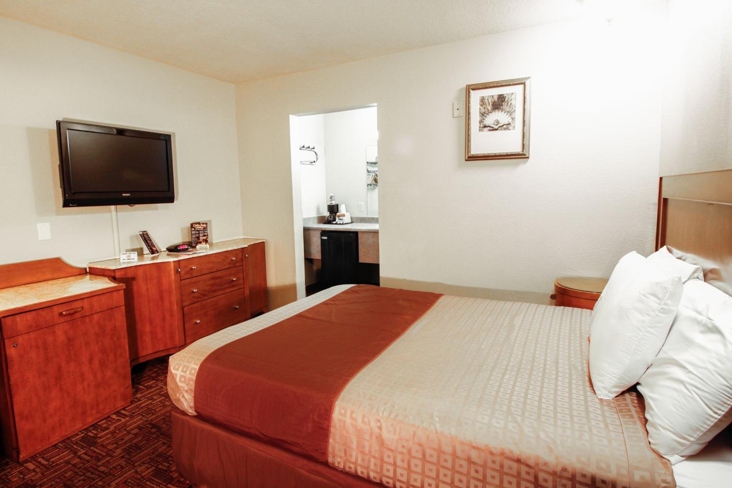 Standard Queen Room photo 2