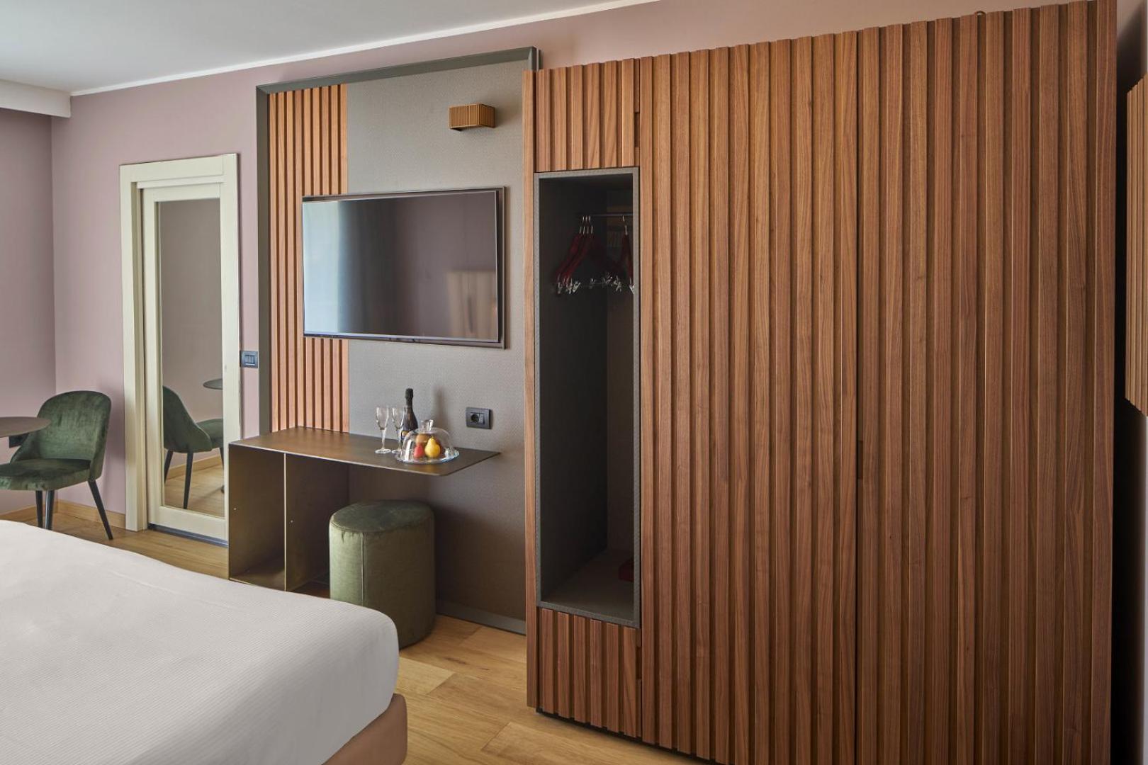 Deluxe Double or Twin Room with Balcony - Photo 9