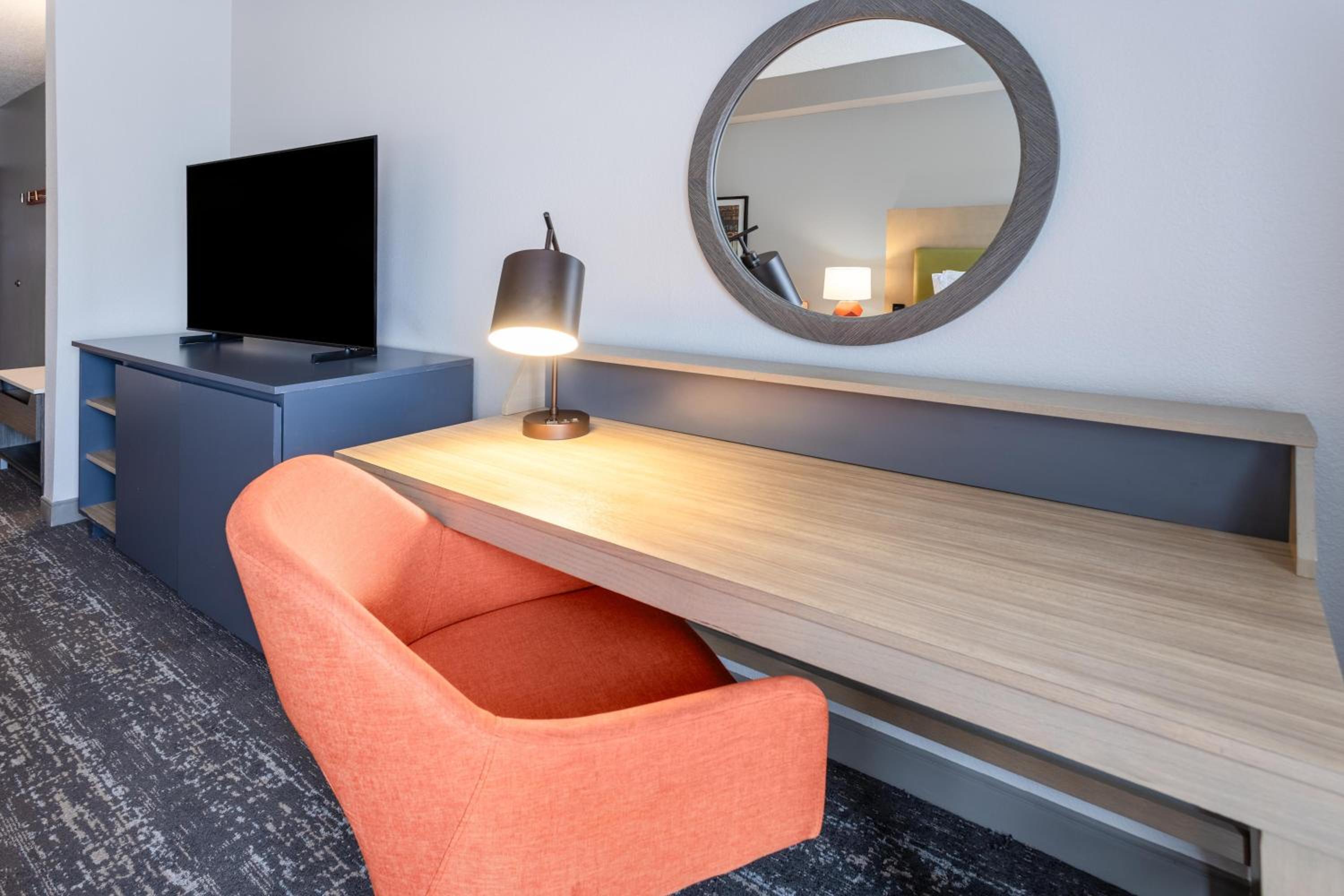 King Suite with Wet Bar - Photo 8