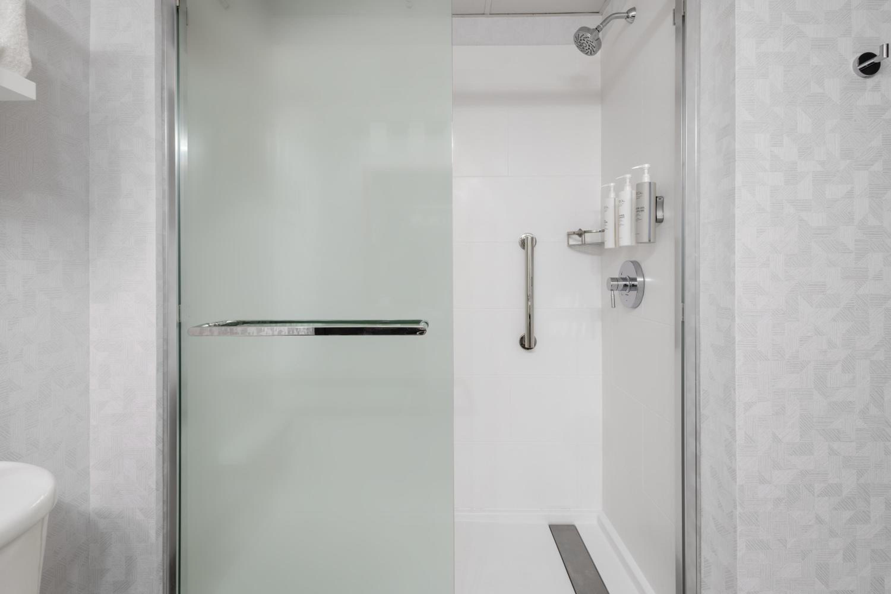King Suite with Wet Bar - Photo 2