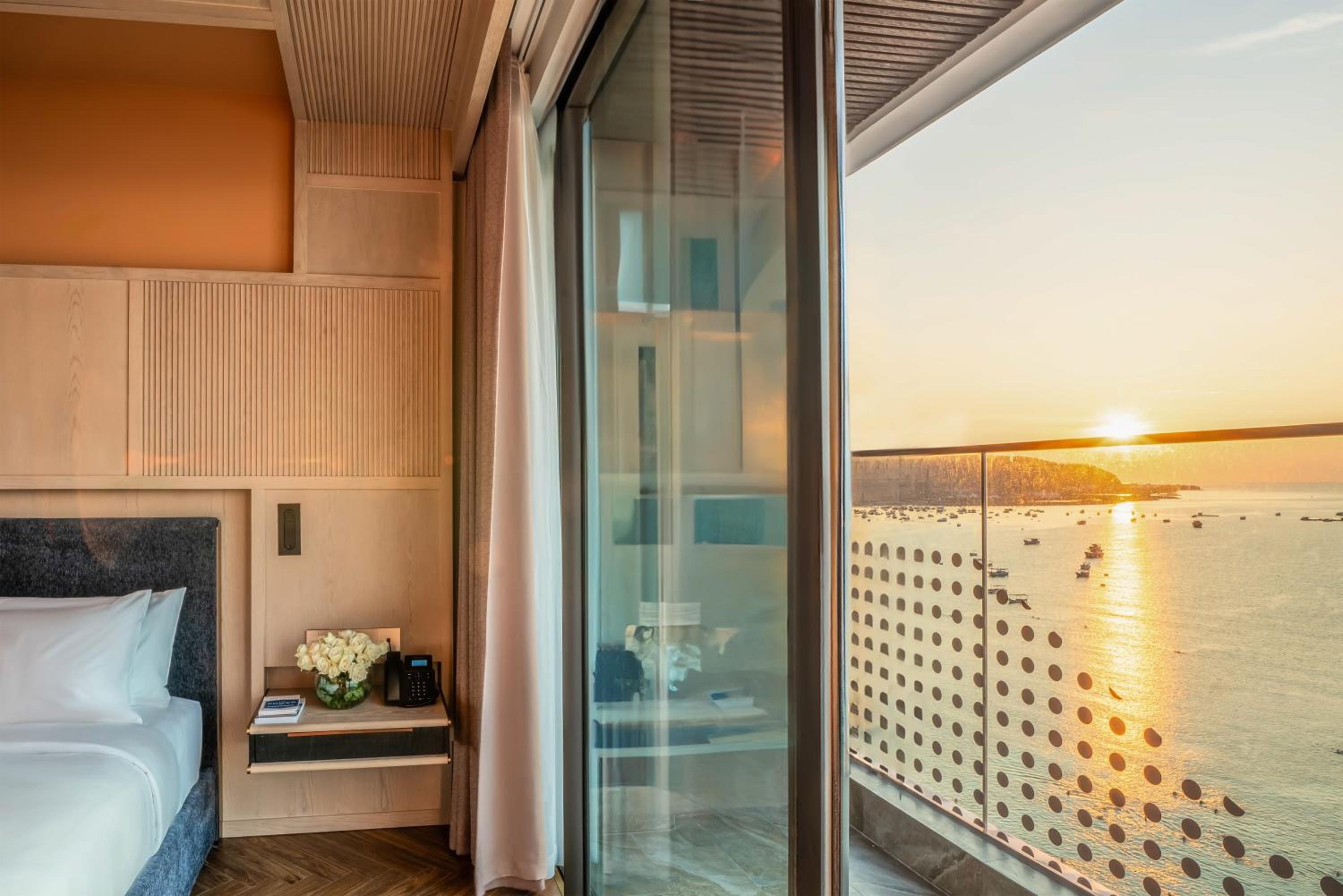 Deluxe Room-One King Bed,Sea View - Photo 1
