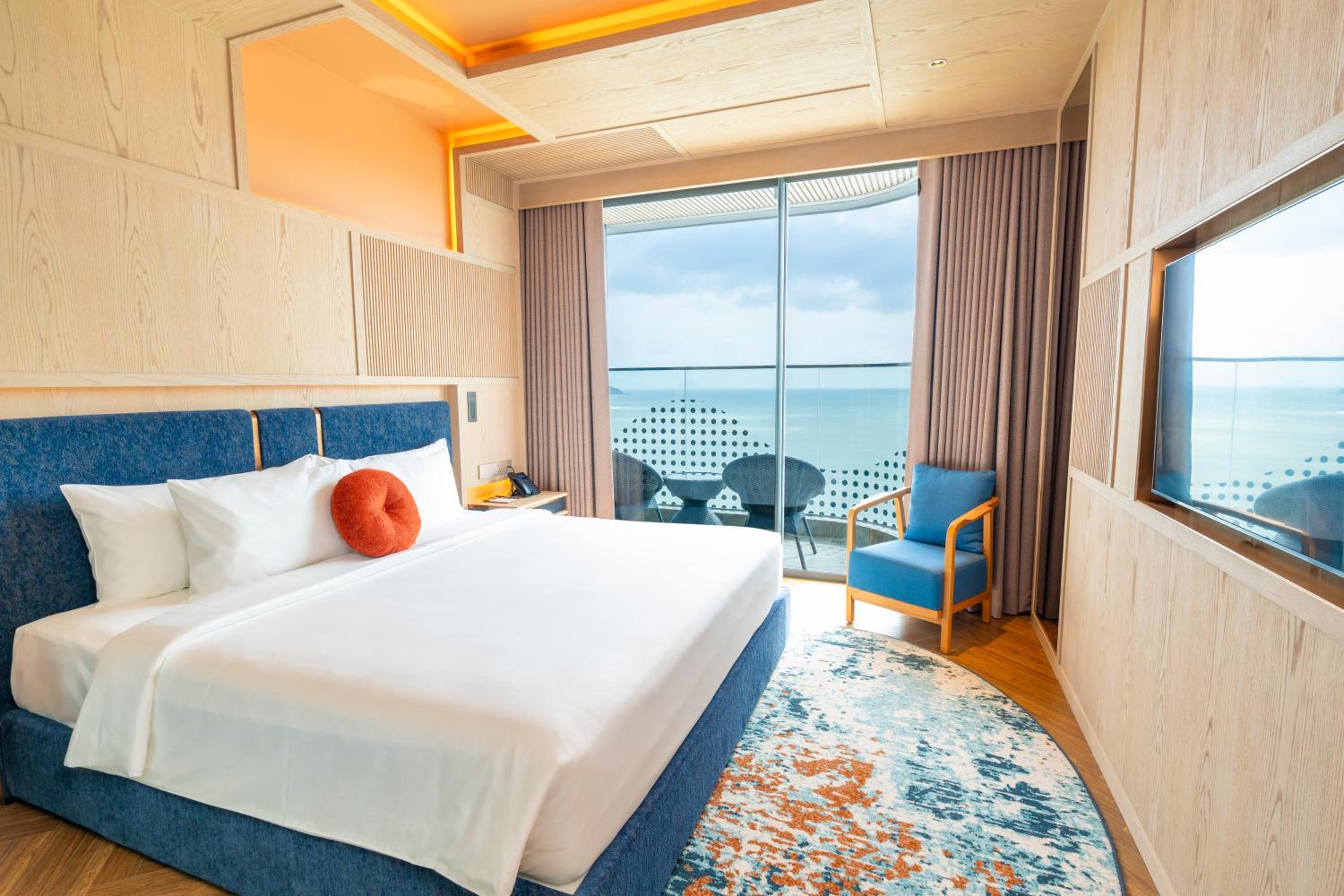 Deluxe Room-One King Bed,Sea View - Photo 4