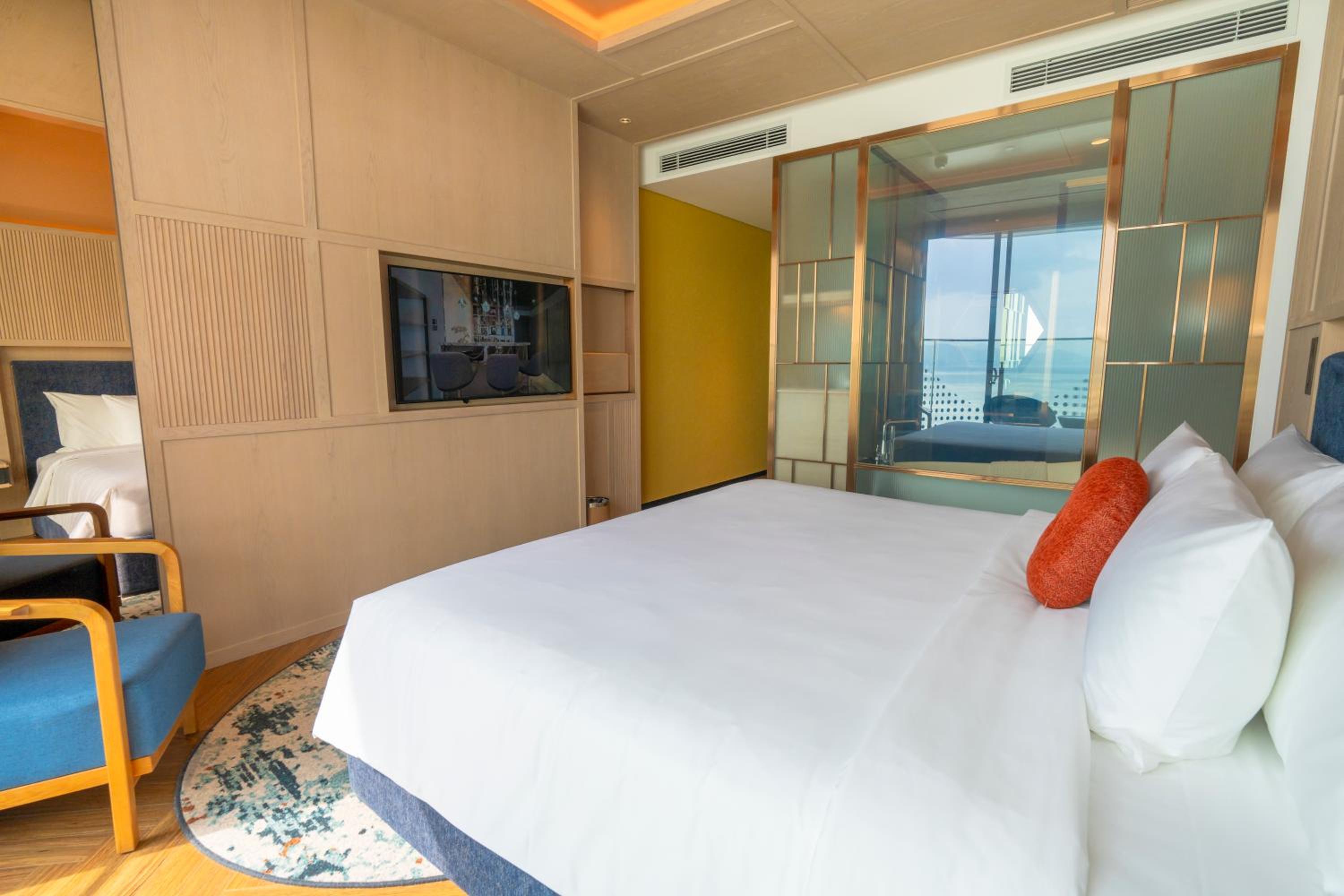 Deluxe Room-One King Bed,Sea View - Photo 2