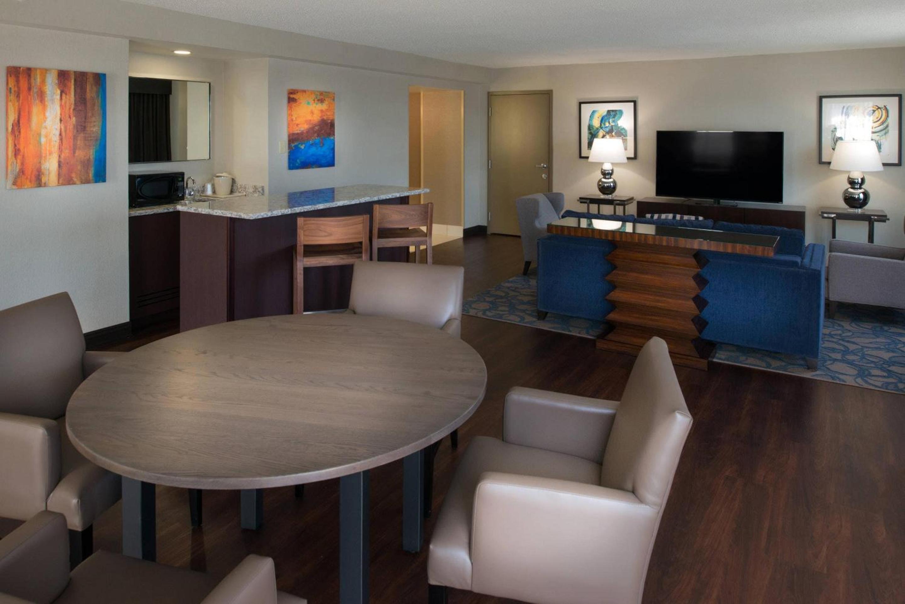 King Suite - Disability Access/Non Smoking - Photo 3