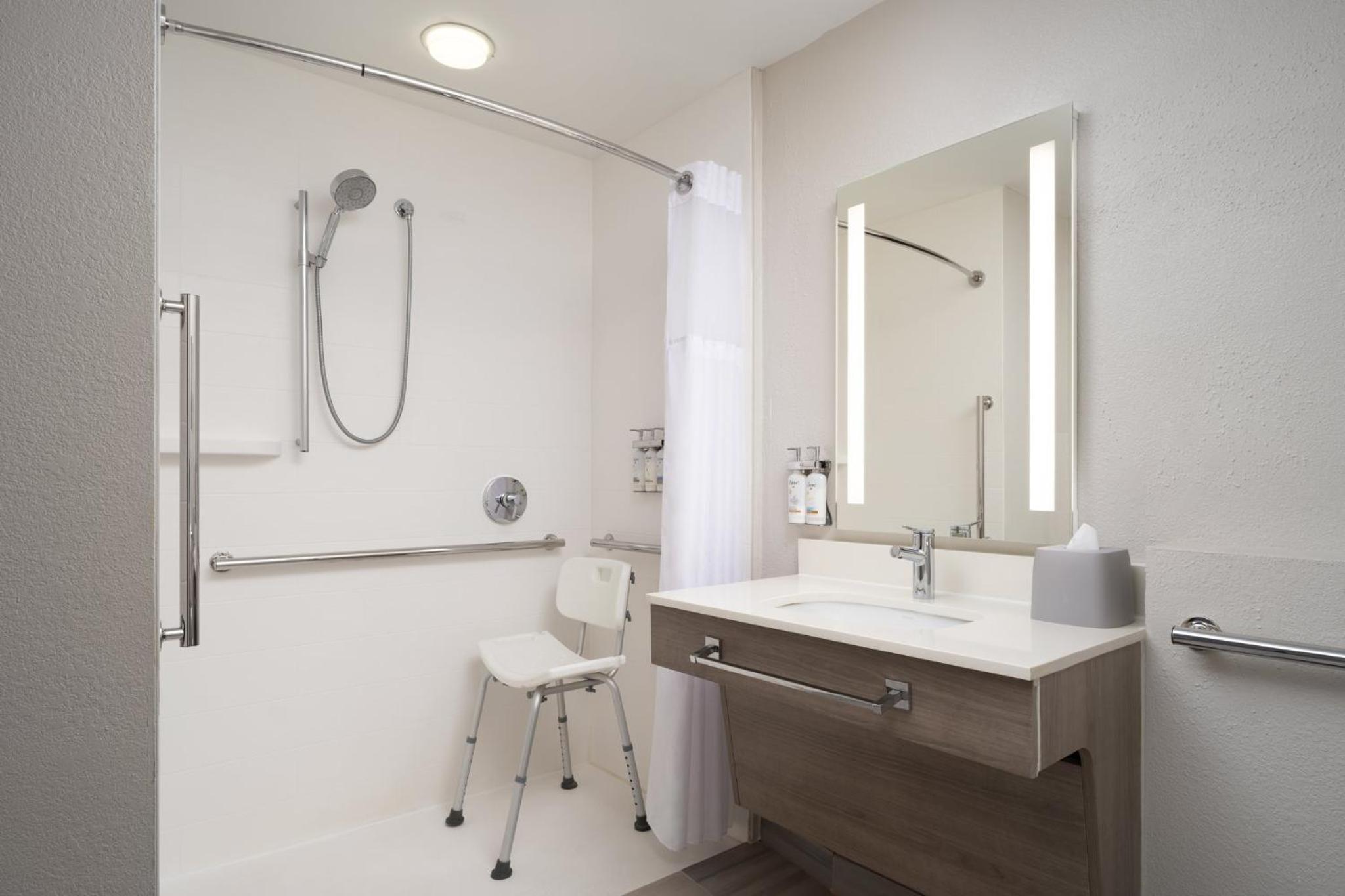 King Room - Mobility Access/Roll in Shower - Non-Smoking - Photo 3