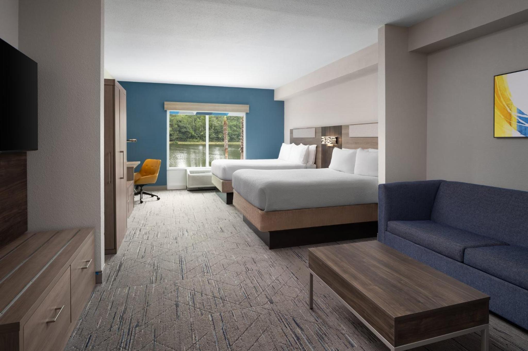 Queen Suite with Two Queen Beds - Photo 4