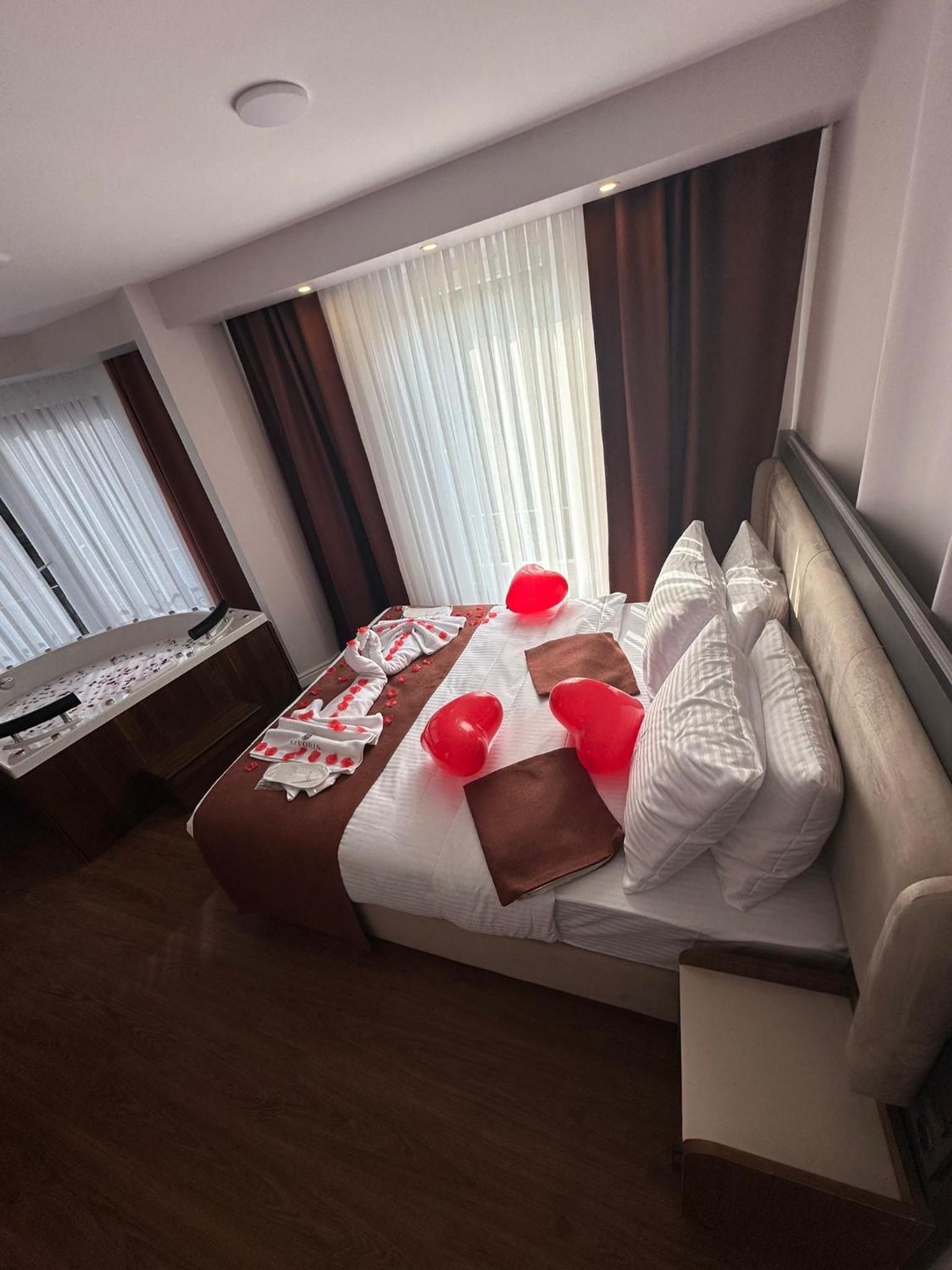 Deluxe Suite with Spa Bath photo 2