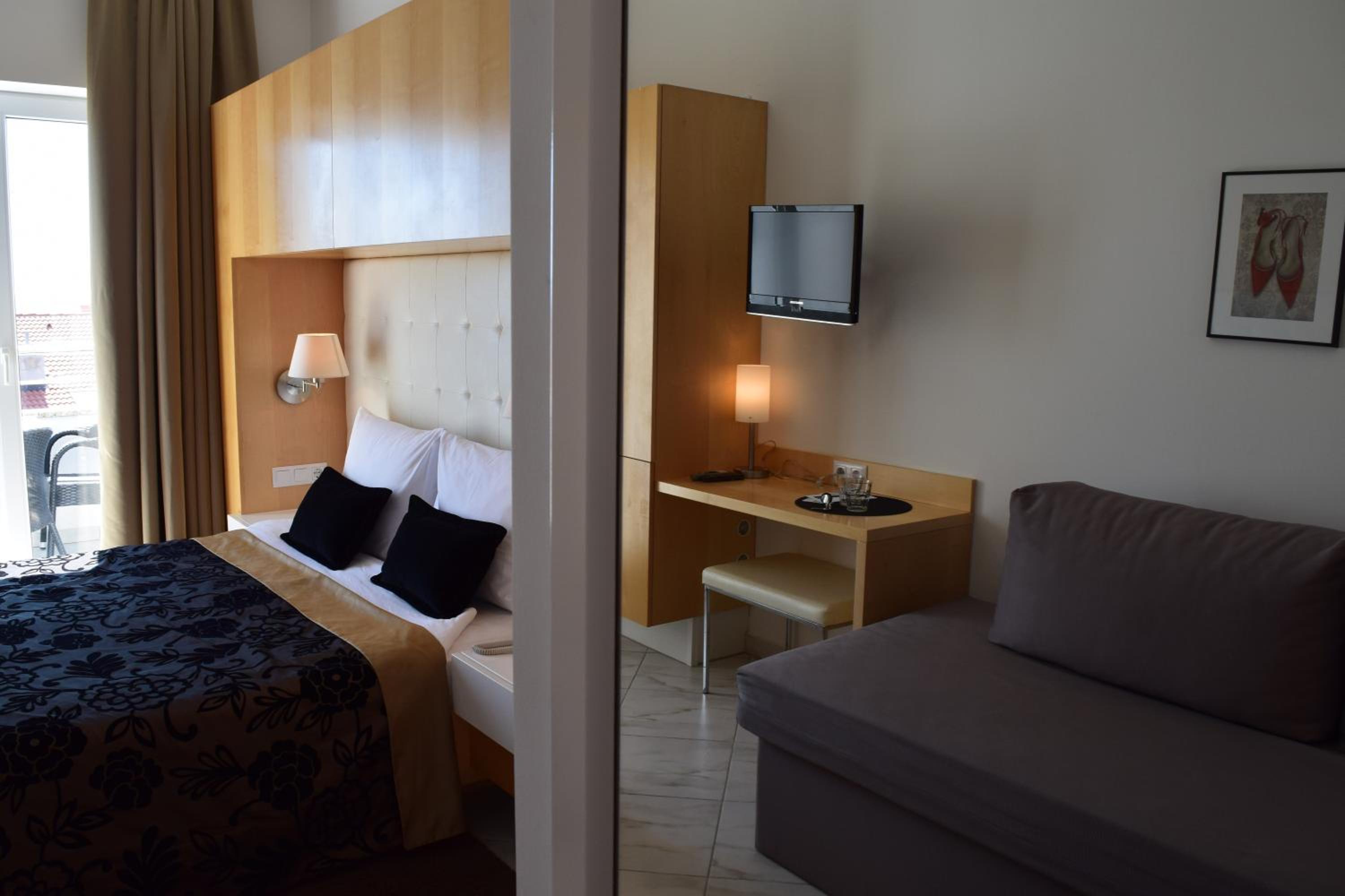 Comfort Double Room with Balcony - Photo 9
